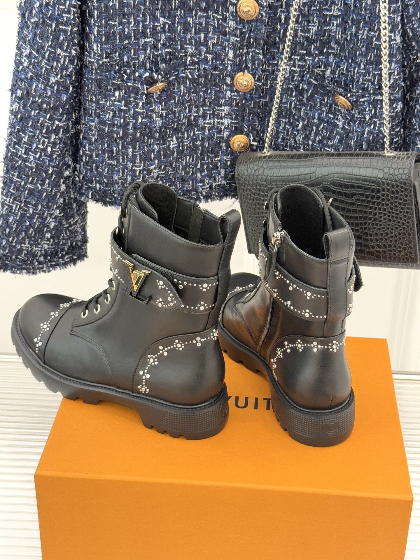 驴牌25WF秋冬新品水钻lv皮带扣厚底马丁靴当马丁靴的率性基因邂逅LV的奢华密码这款水钻皮带扣厚底短靴以