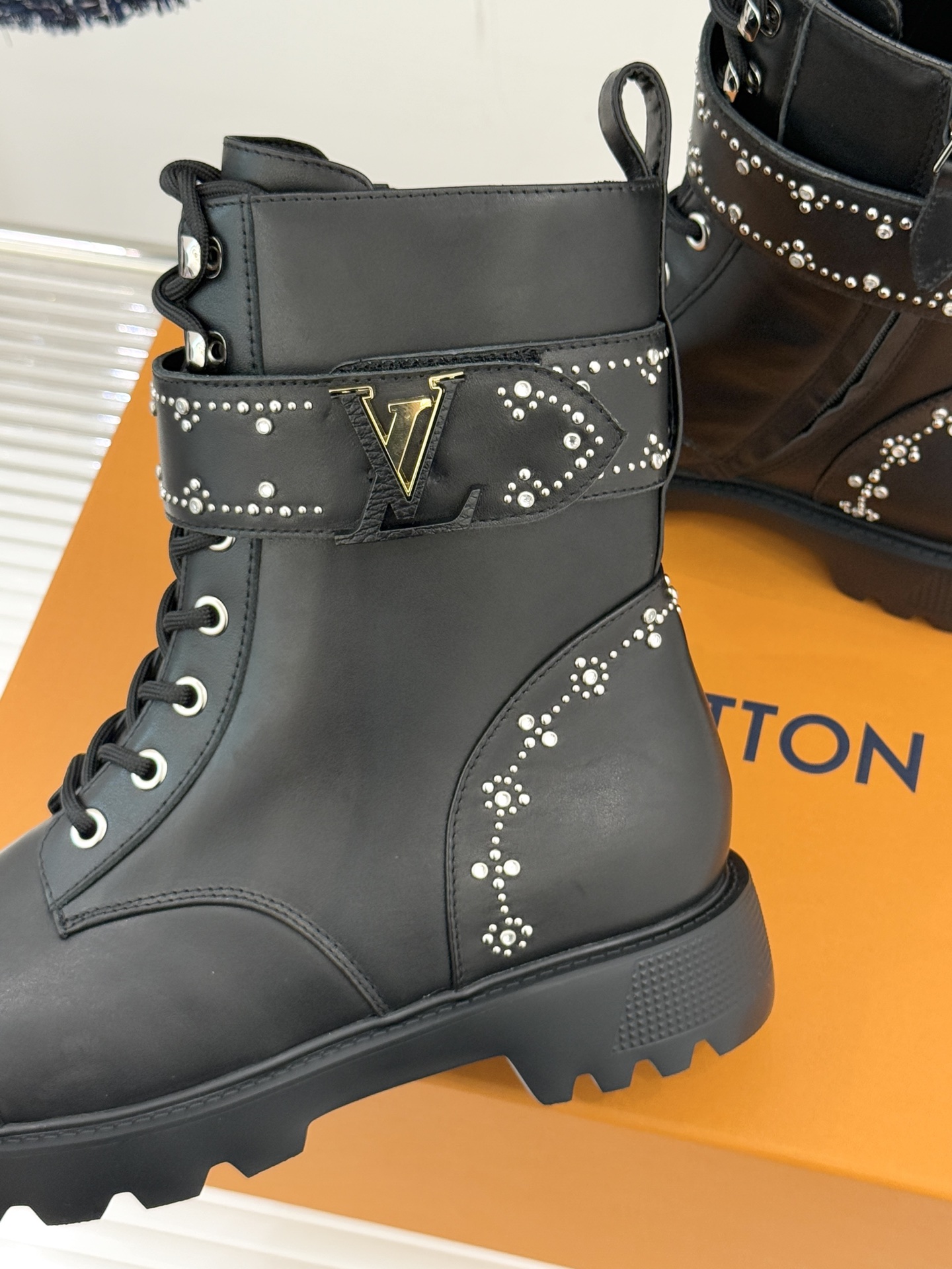 驴牌25WF秋冬新品水钻lv皮带扣厚底马丁靴当马丁靴的率性基因邂逅LV的奢华密码这款水钻皮带扣厚底短靴以