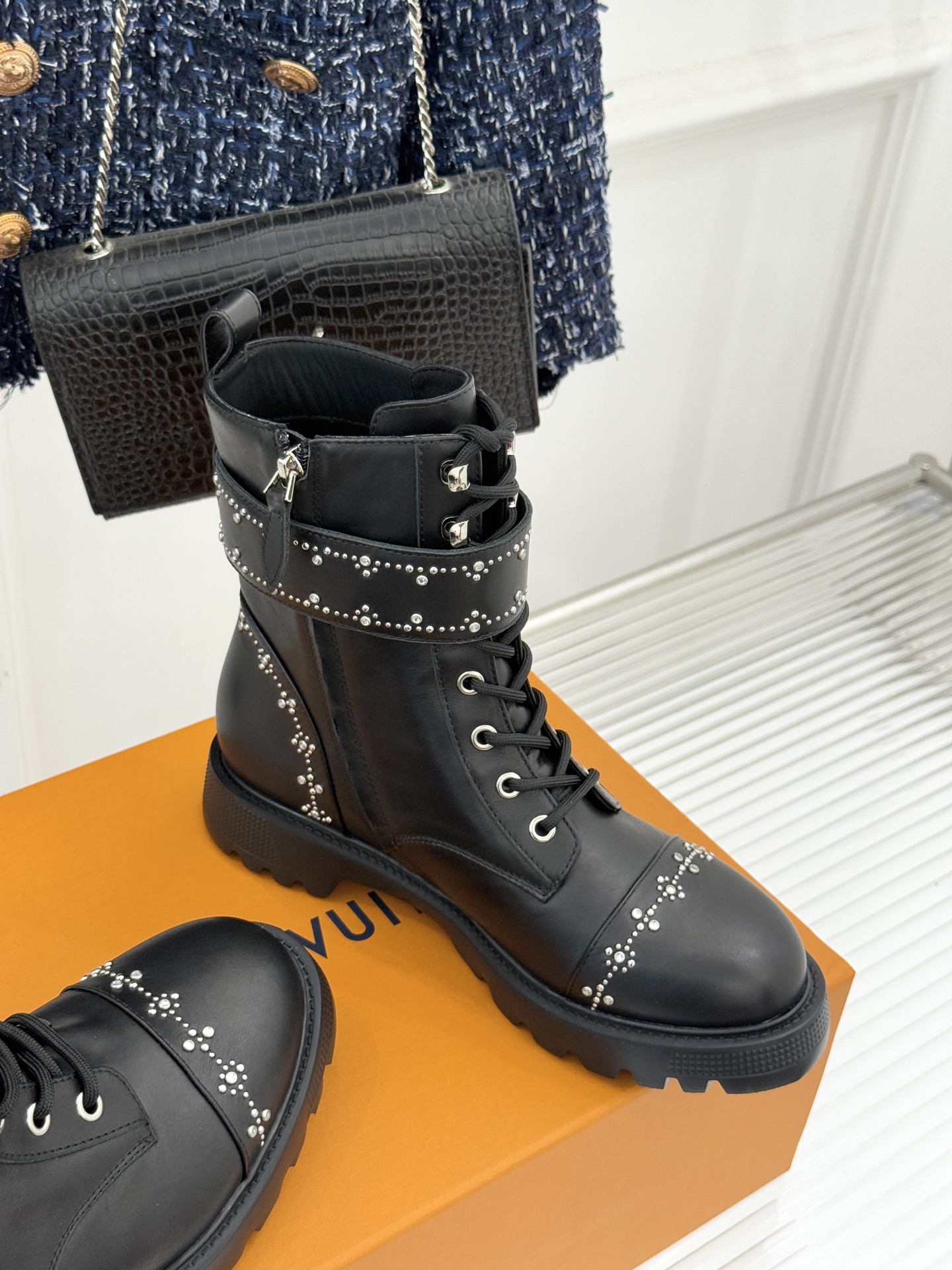 驴牌25WF秋冬新品水钻lv皮带扣厚底马丁靴当马丁靴的率性基因邂逅LV的奢华密码这款水钻皮带扣厚底短靴以