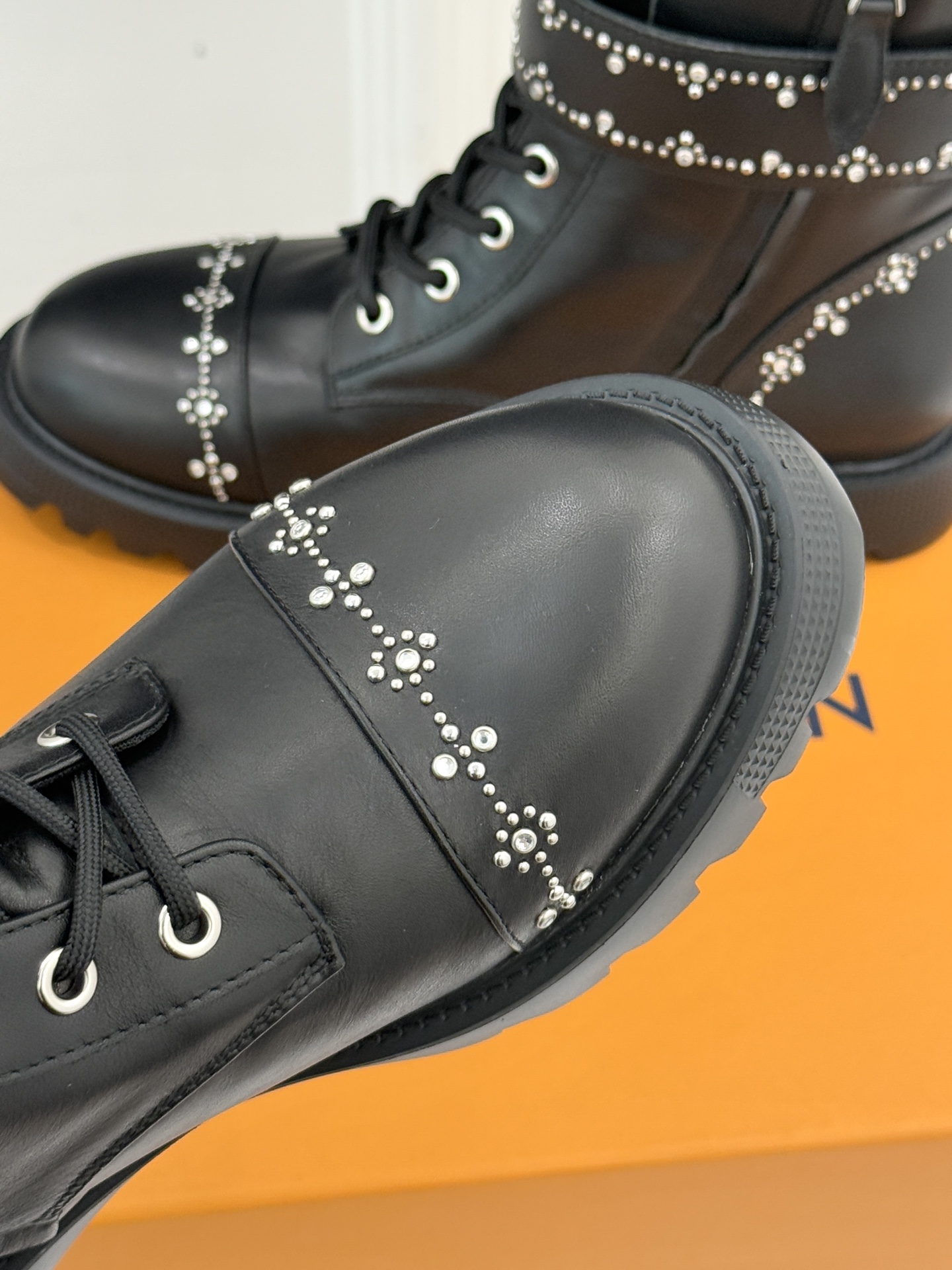 驴牌25WF秋冬新品水钻lv皮带扣厚底马丁靴当马丁靴的率性基因邂逅LV的奢华密码这款水钻皮带扣厚底短靴以