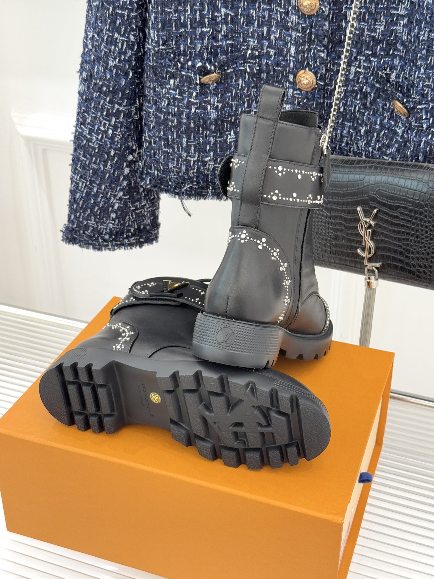 驴牌25WF秋冬新品水钻lv皮带扣厚底马丁靴当马丁靴的率性基因邂逅LV的奢华密码这款水钻皮带扣厚底短靴以