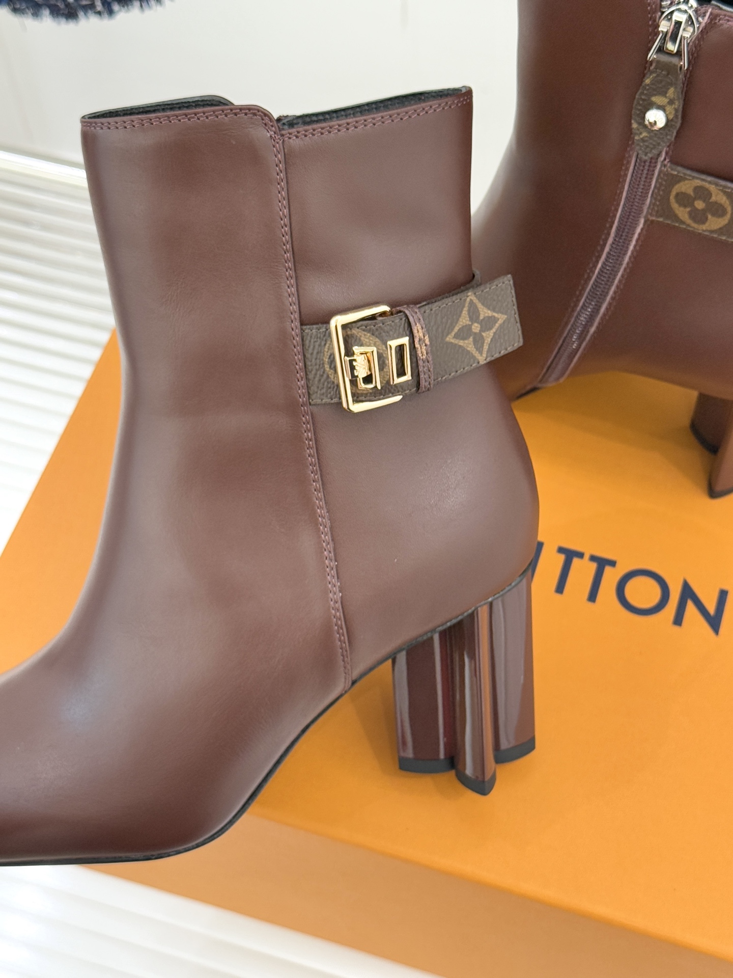 驴牌25WF秋冬新品老花皮带扣方头粗跟短靴感受先锋设计与经典格调的激情碰撞让足下生风 成为街头焦点。经典