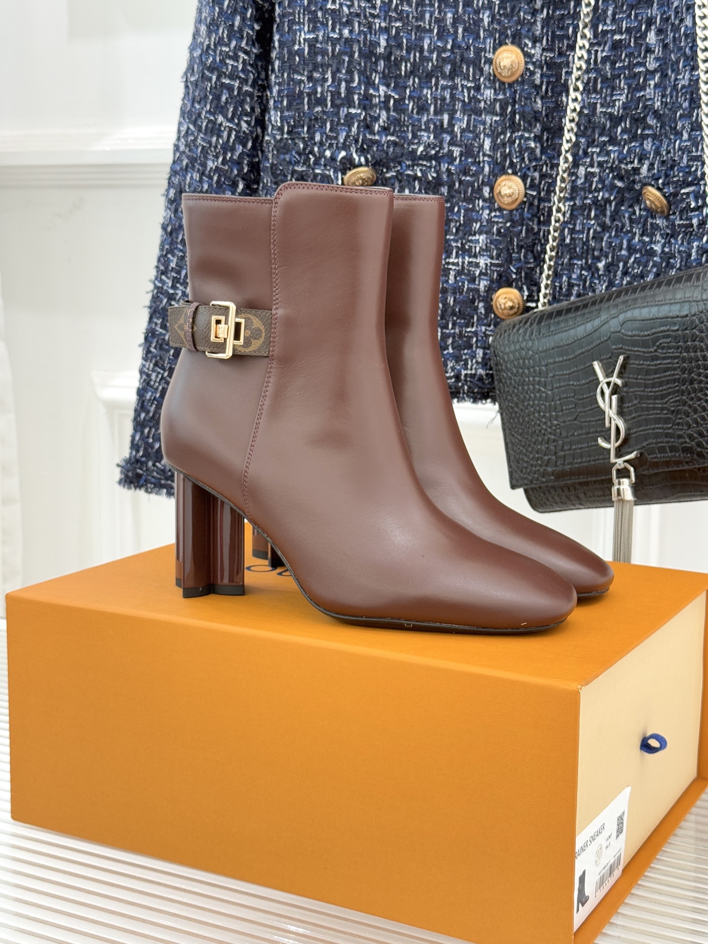 驴牌25WF秋冬新品老花皮带扣方头粗跟短靴感受先锋设计与经典格调的激情碰撞让足下生风 成为街头焦点。经典