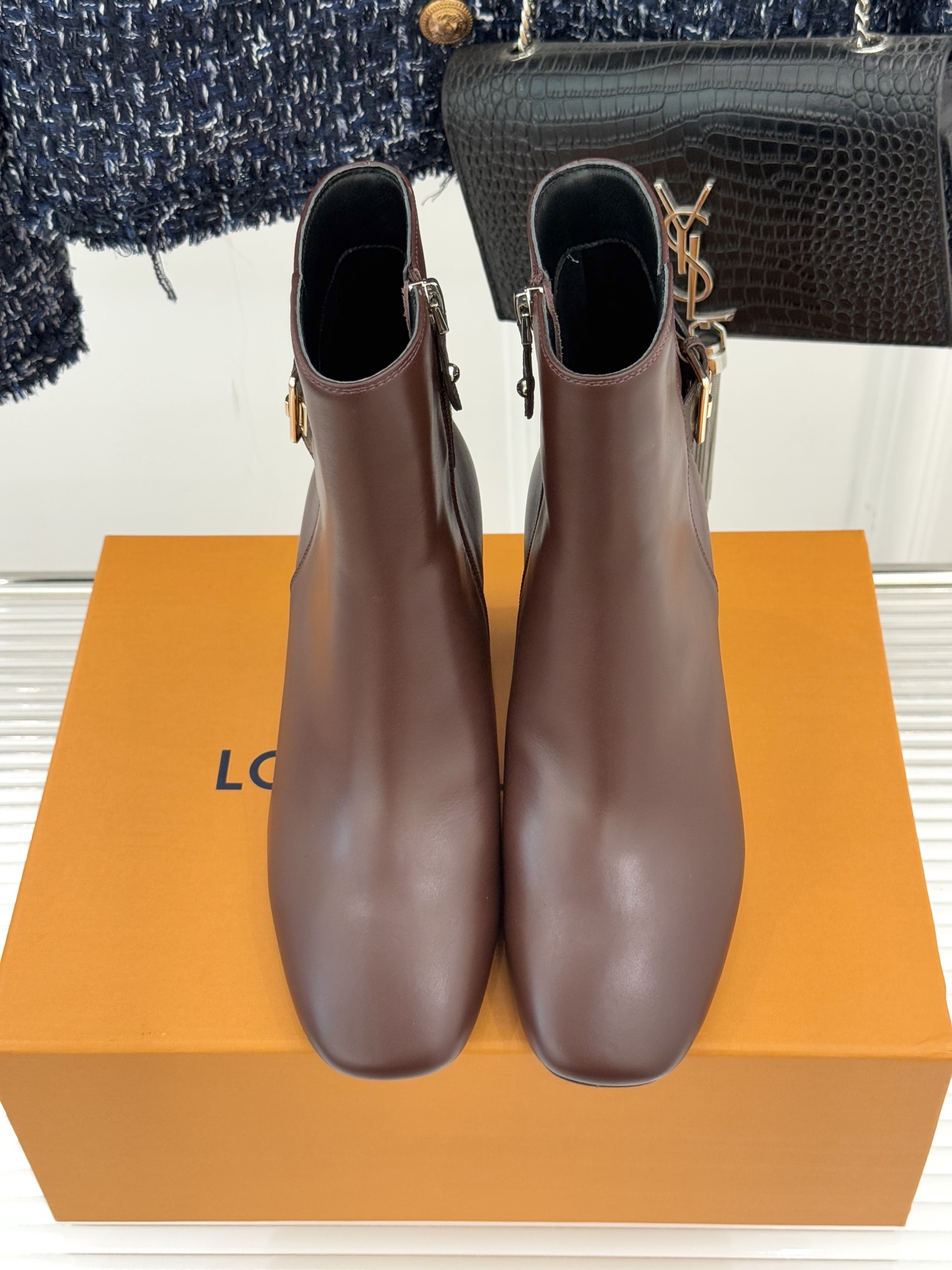 驴牌25WF秋冬新品老花皮带扣方头粗跟短靴感受先锋设计与经典格调的激情碰撞让足下生风 成为街头焦点。经典