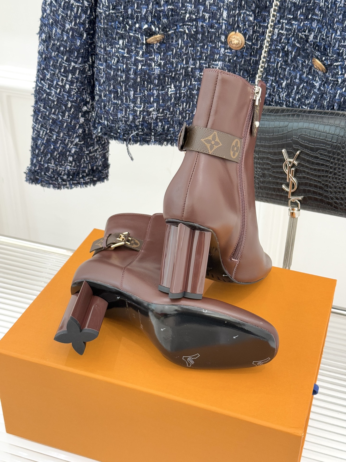 驴牌25WF秋冬新品老花皮带扣方头粗跟短靴感受先锋设计与经典格调的激情碰撞让足下生风 成为街头焦点。经典