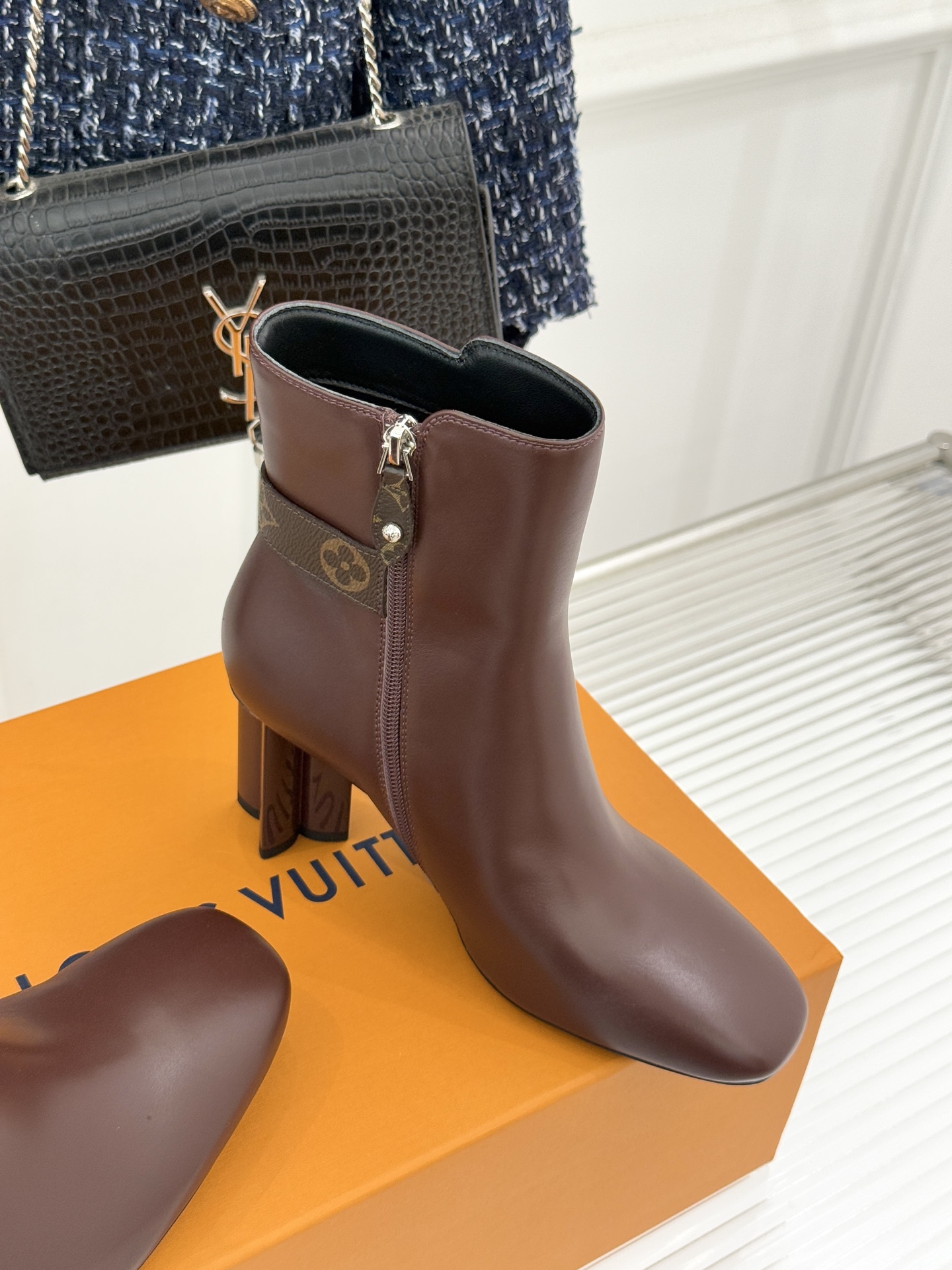 驴牌25WF秋冬新品老花皮带扣方头粗跟短靴感受先锋设计与经典格调的激情碰撞让足下生风 成为街头焦点。经典