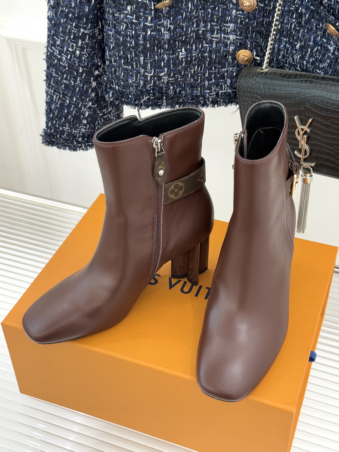 驴牌25WF秋冬新品老花皮带扣方头粗跟短靴感受先锋设计与经典格调的激情碰撞让足下生风 成为街头焦点。经典