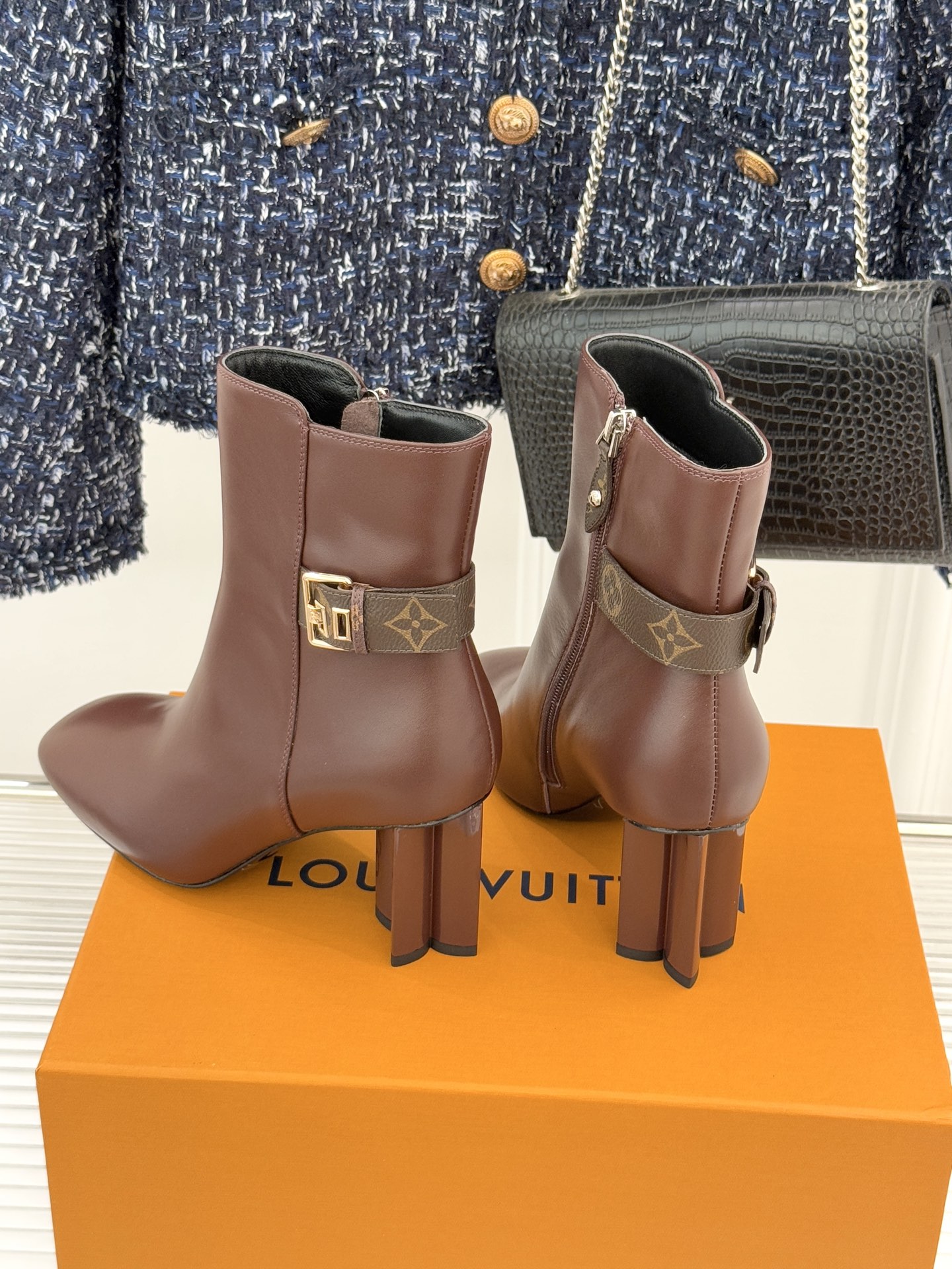 驴牌25WF秋冬新品老花皮带扣方头粗跟短靴感受先锋设计与经典格调的激情碰撞让足下生风 成为街头焦点。经典