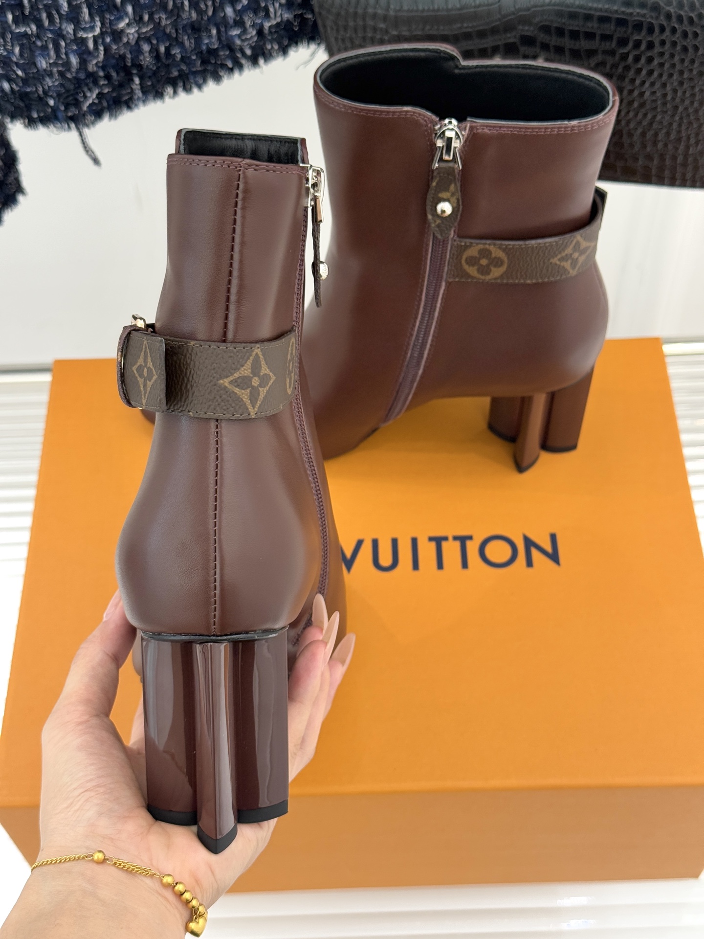 驴牌25WF秋冬新品老花皮带扣方头粗跟短靴感受先锋设计与经典格调的激情碰撞让足下生风 成为街头焦点。经典