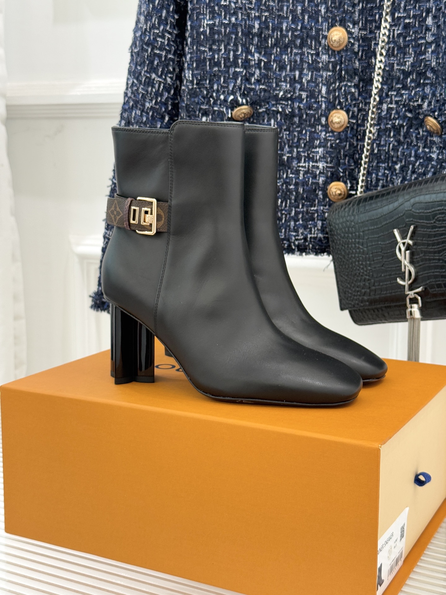 驴牌25WF秋冬新品老花皮带扣方头粗跟短靴感受先锋设计与经典格调的激情碰撞让足下生风 成为街头焦点。经典