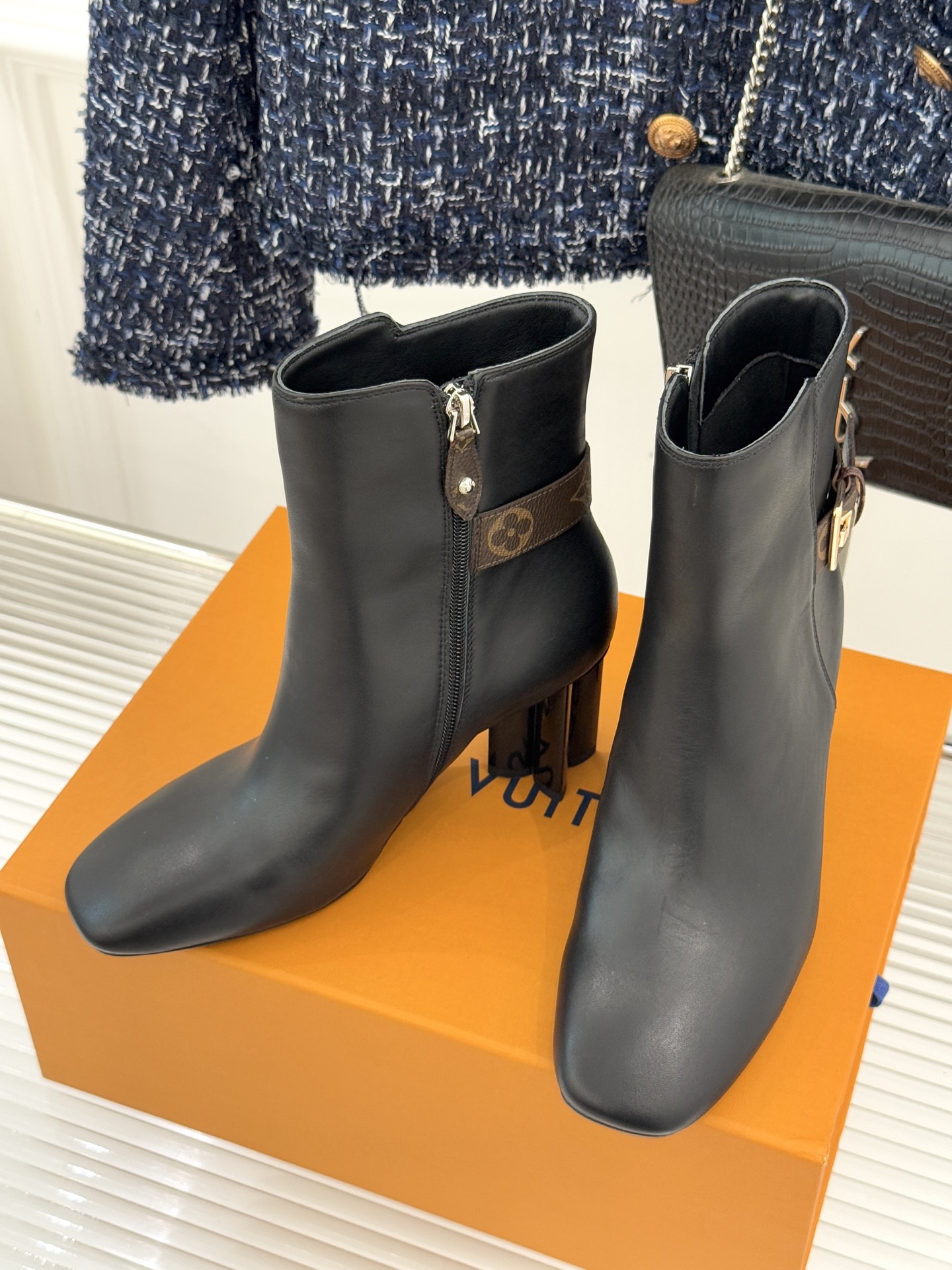 驴牌25WF秋冬新品老花皮带扣方头粗跟短靴感受先锋设计与经典格调的激情碰撞让足下生风 成为街头焦点。经典