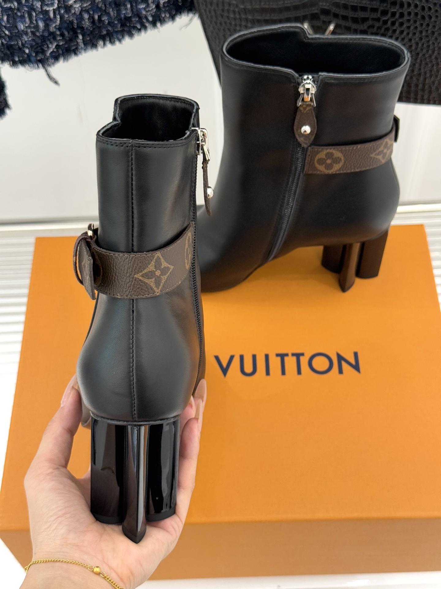 驴牌25WF秋冬新品老花皮带扣方头粗跟短靴感受先锋设计与经典格调的激情碰撞让足下生风 成为街头焦点。经典