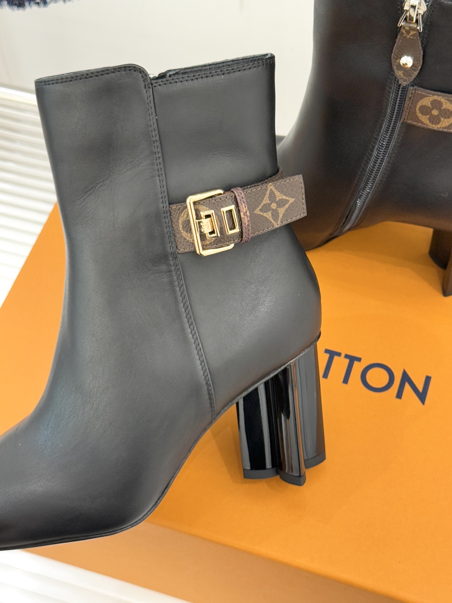 驴牌25WF秋冬新品老花皮带扣方头粗跟短靴感受先锋设计与经典格调的激情碰撞让足下生风 成为街头焦点。经典