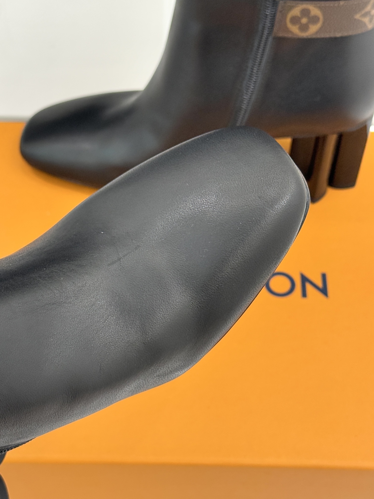 驴牌25WF秋冬新品老花皮带扣方头粗跟短靴感受先锋设计与经典格调的激情碰撞让足下生风 成为街头焦点。经典