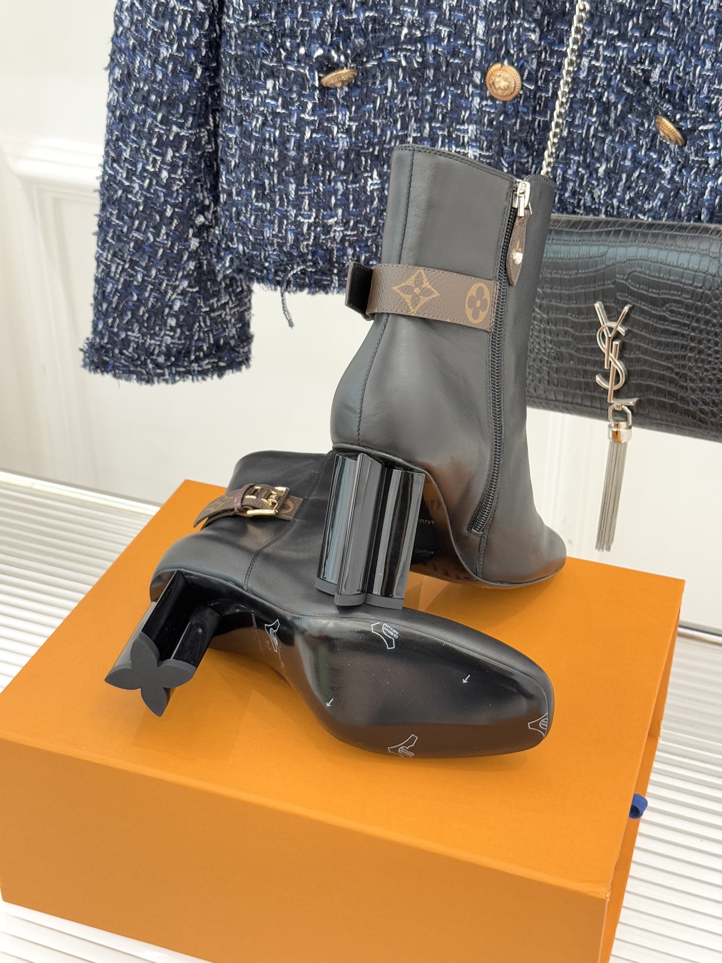 驴牌25WF秋冬新品老花皮带扣方头粗跟短靴感受先锋设计与经典格调的激情碰撞让足下生风 成为街头焦点。经典