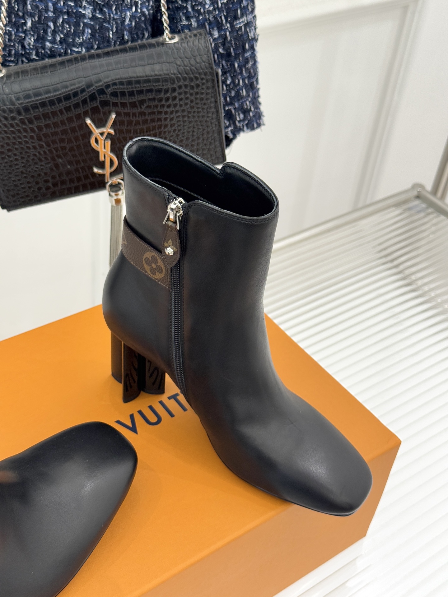 驴牌25WF秋冬新品老花皮带扣方头粗跟短靴感受先锋设计与经典格调的激情碰撞让足下生风 成为街头焦点。经典