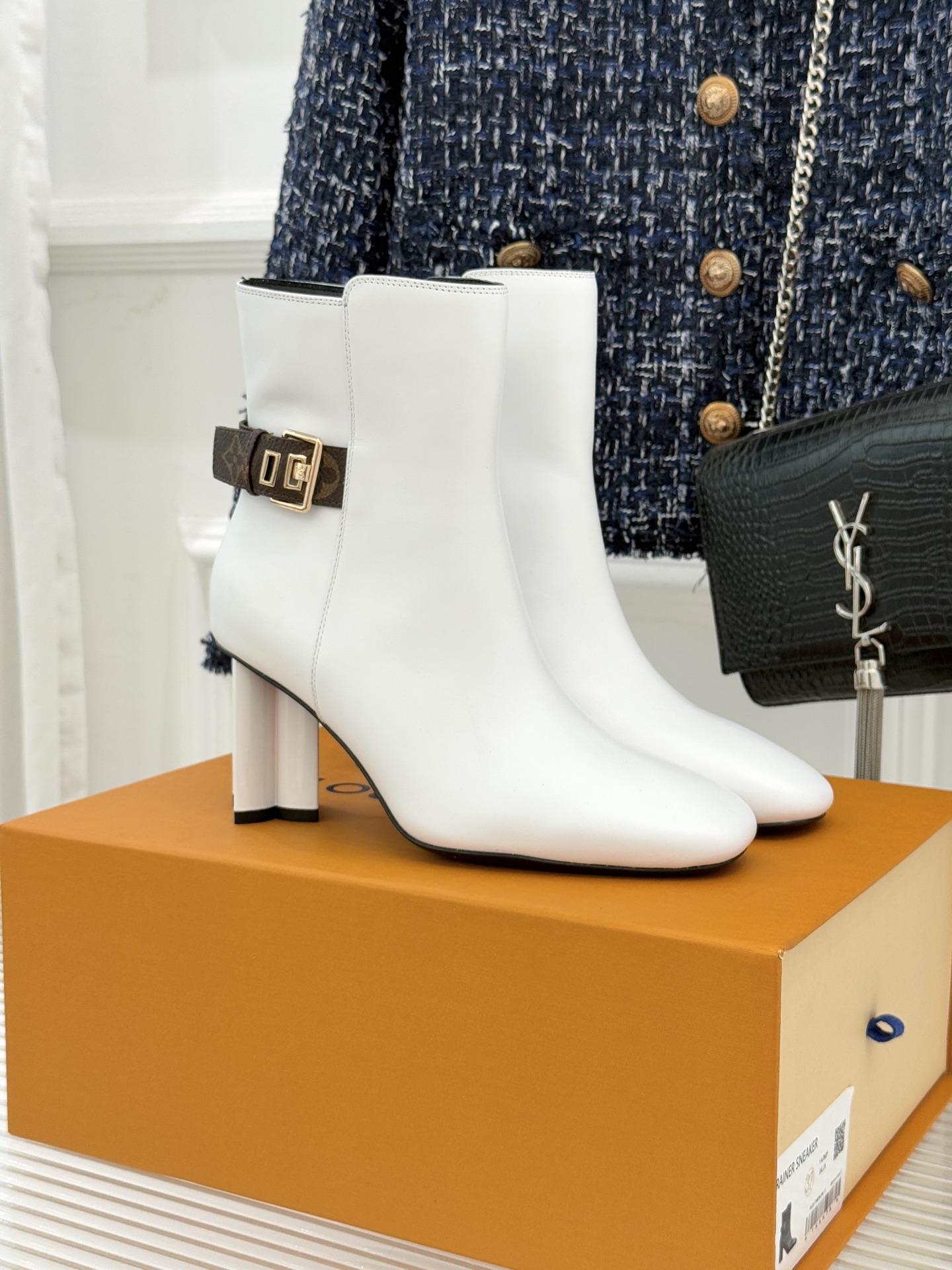 驴牌25WF秋冬新品老花皮带扣方头粗跟短靴感受先锋设计与经典格调的激情碰撞让足下生风 成为街头焦点。经典