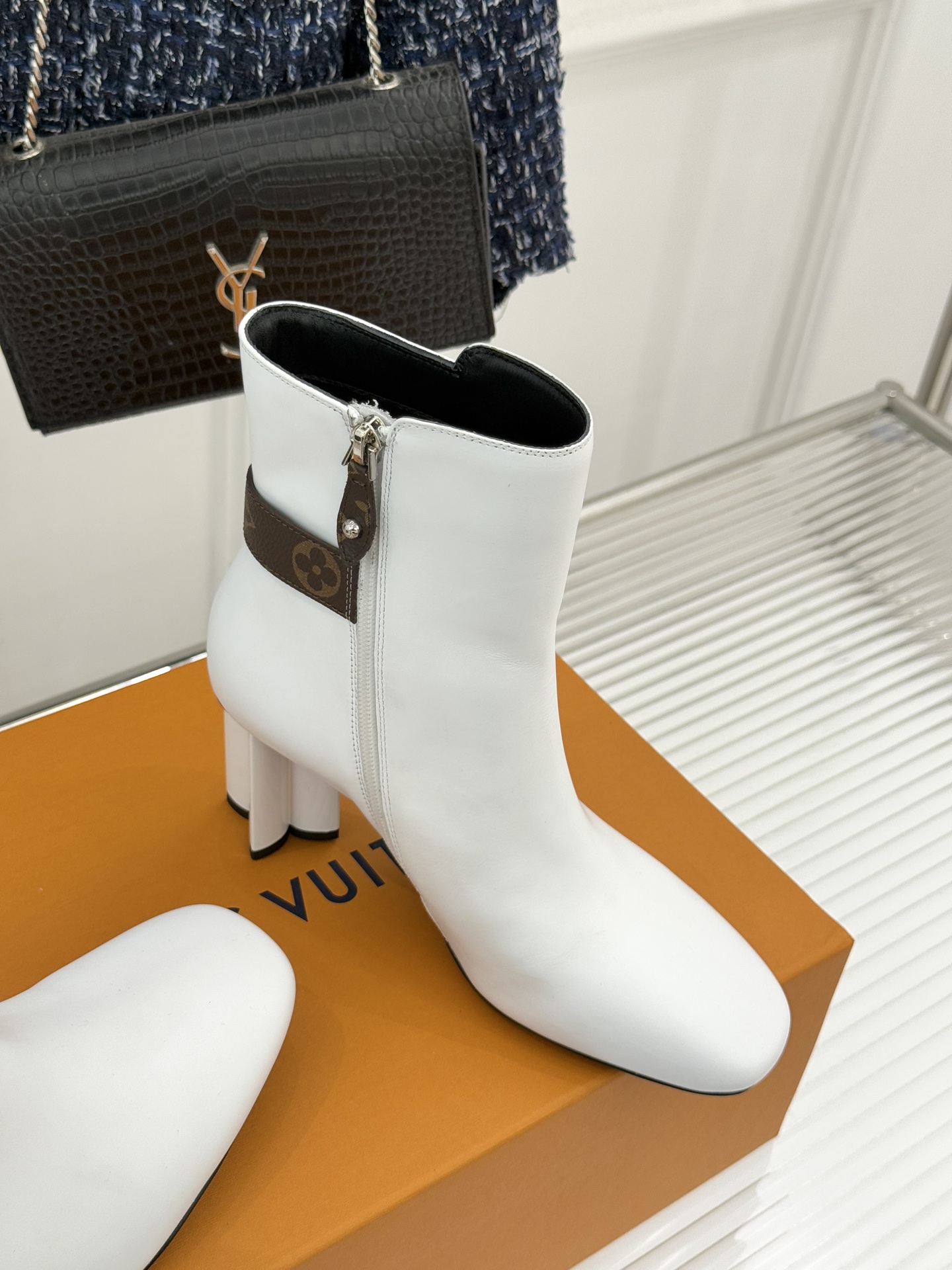 驴牌25WF秋冬新品老花皮带扣方头粗跟短靴感受先锋设计与经典格调的激情碰撞让足下生风 成为街头焦点。经典