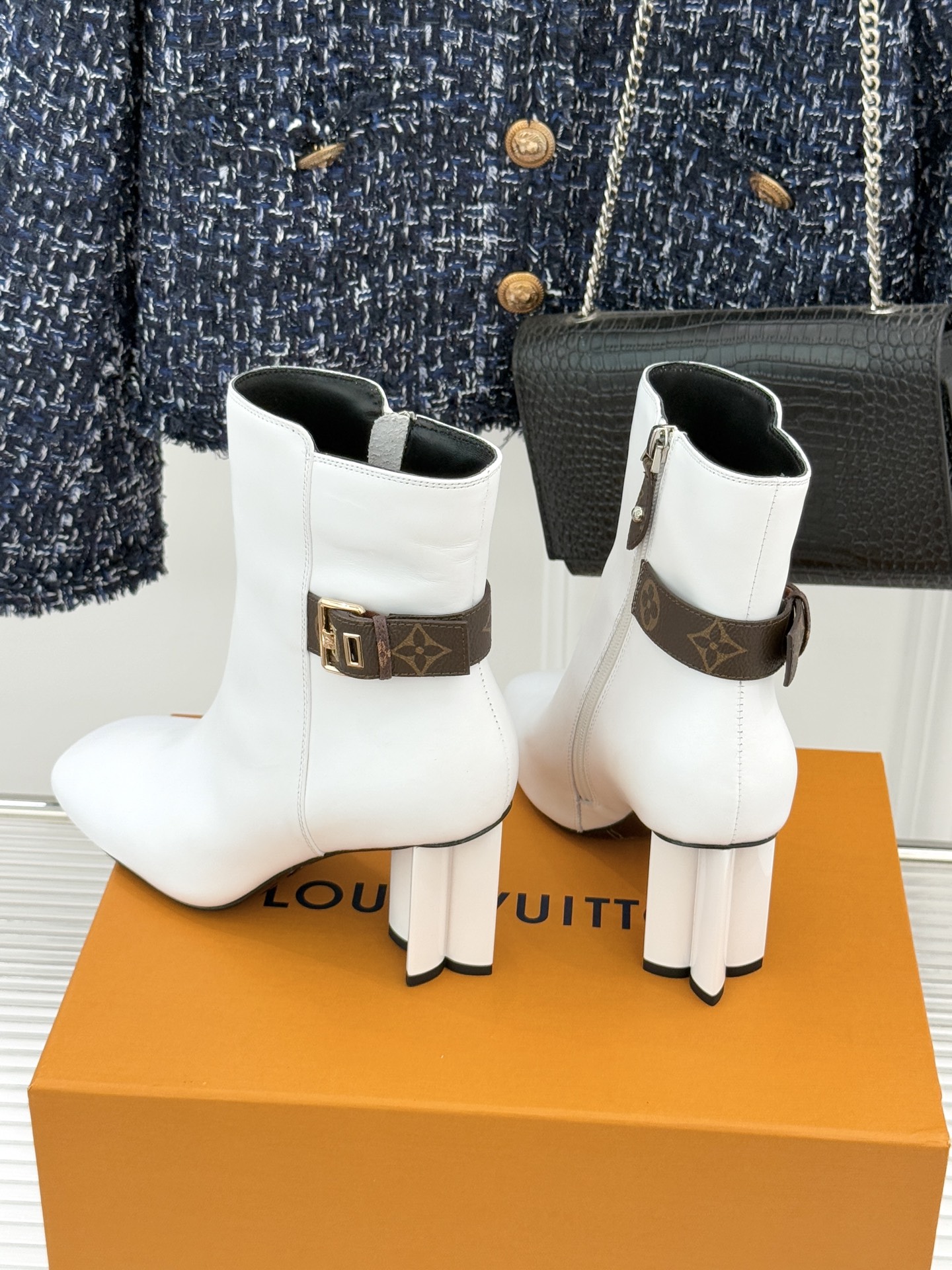 驴牌25WF秋冬新品老花皮带扣方头粗跟短靴感受先锋设计与经典格调的激情碰撞让足下生风 成为街头焦点。经典