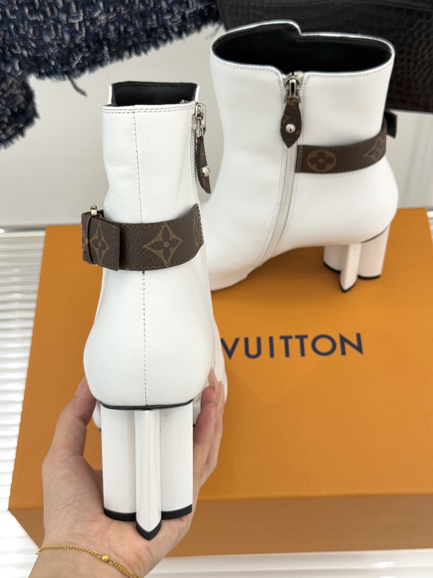 驴牌25WF秋冬新品老花皮带扣方头粗跟短靴感受先锋设计与经典格调的激情碰撞让足下生风 成为街头焦点。经典