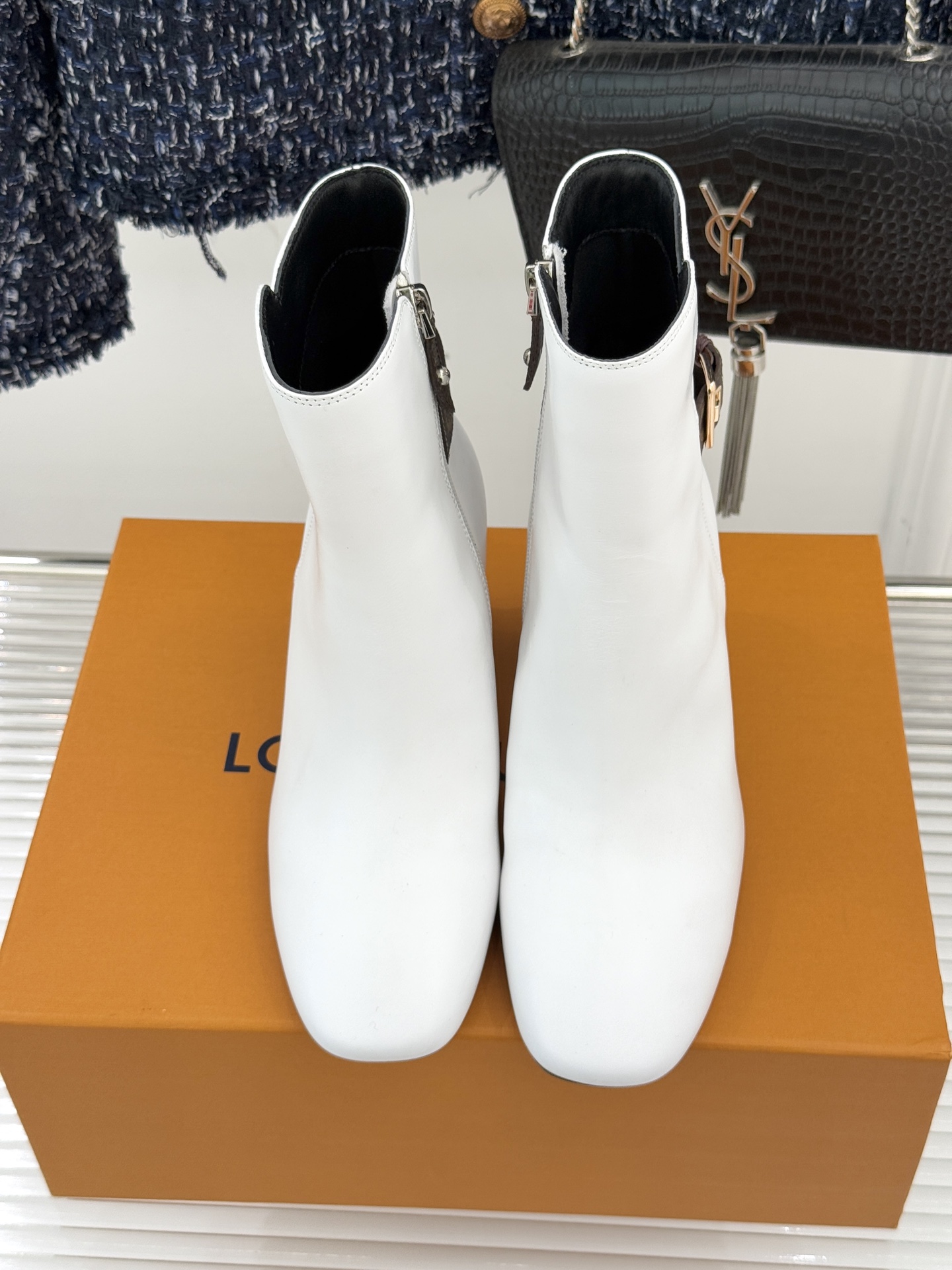 驴牌25WF秋冬新品老花皮带扣方头粗跟短靴感受先锋设计与经典格调的激情碰撞让足下生风 成为街头焦点。经典