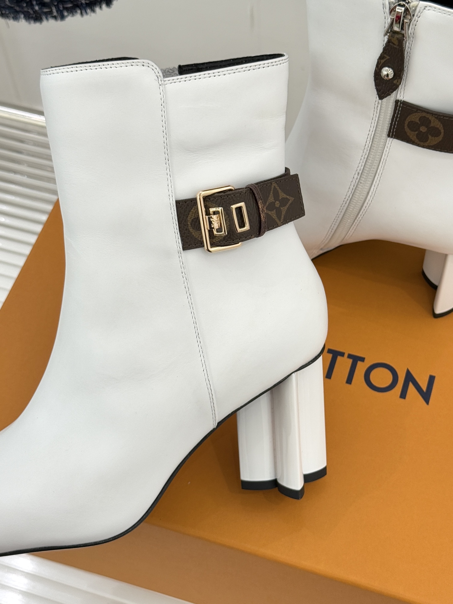 驴牌25WF秋冬新品老花皮带扣方头粗跟短靴感受先锋设计与经典格调的激情碰撞让足下生风 成为街头焦点。经典