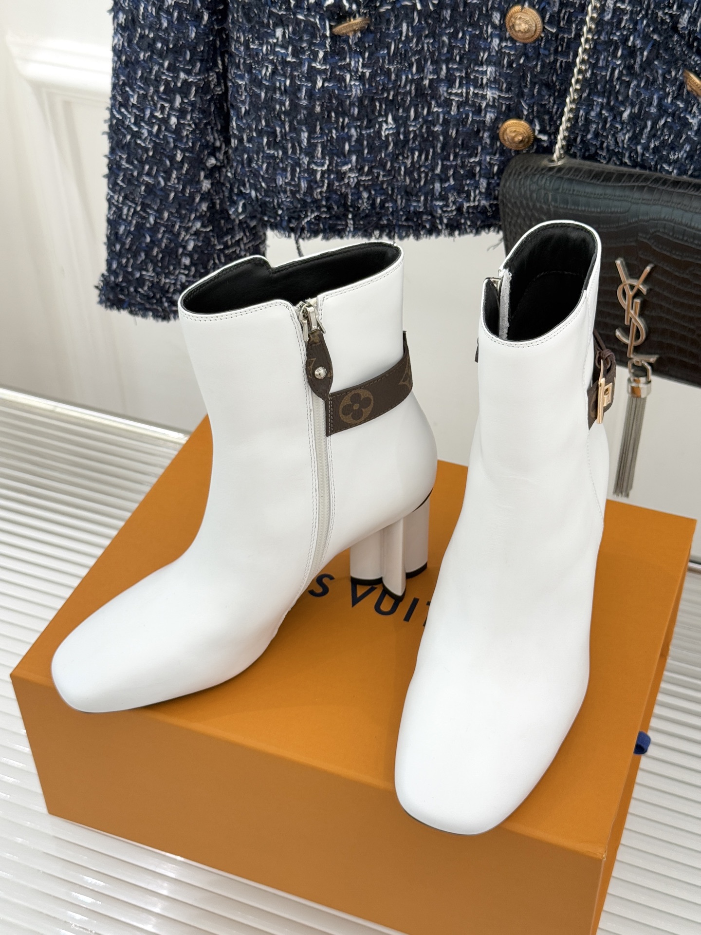 驴牌25WF秋冬新品老花皮带扣方头粗跟短靴感受先锋设计与经典格调的激情碰撞让足下生风 成为街头焦点。经典