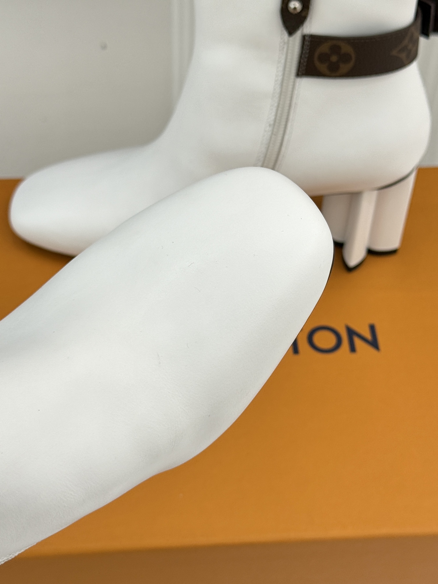 驴牌25WF秋冬新品老花皮带扣方头粗跟短靴感受先锋设计与经典格调的激情碰撞让足下生风 成为街头焦点。经典