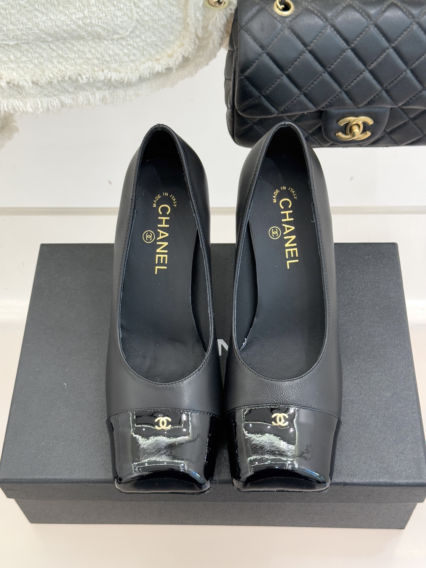 CHANE*｜小香25K走秀款双C大方头高跟鞋当巴黎大皇宫的秀场灯光聚焦于足尖这双走秀款大方头高跟鞋便以