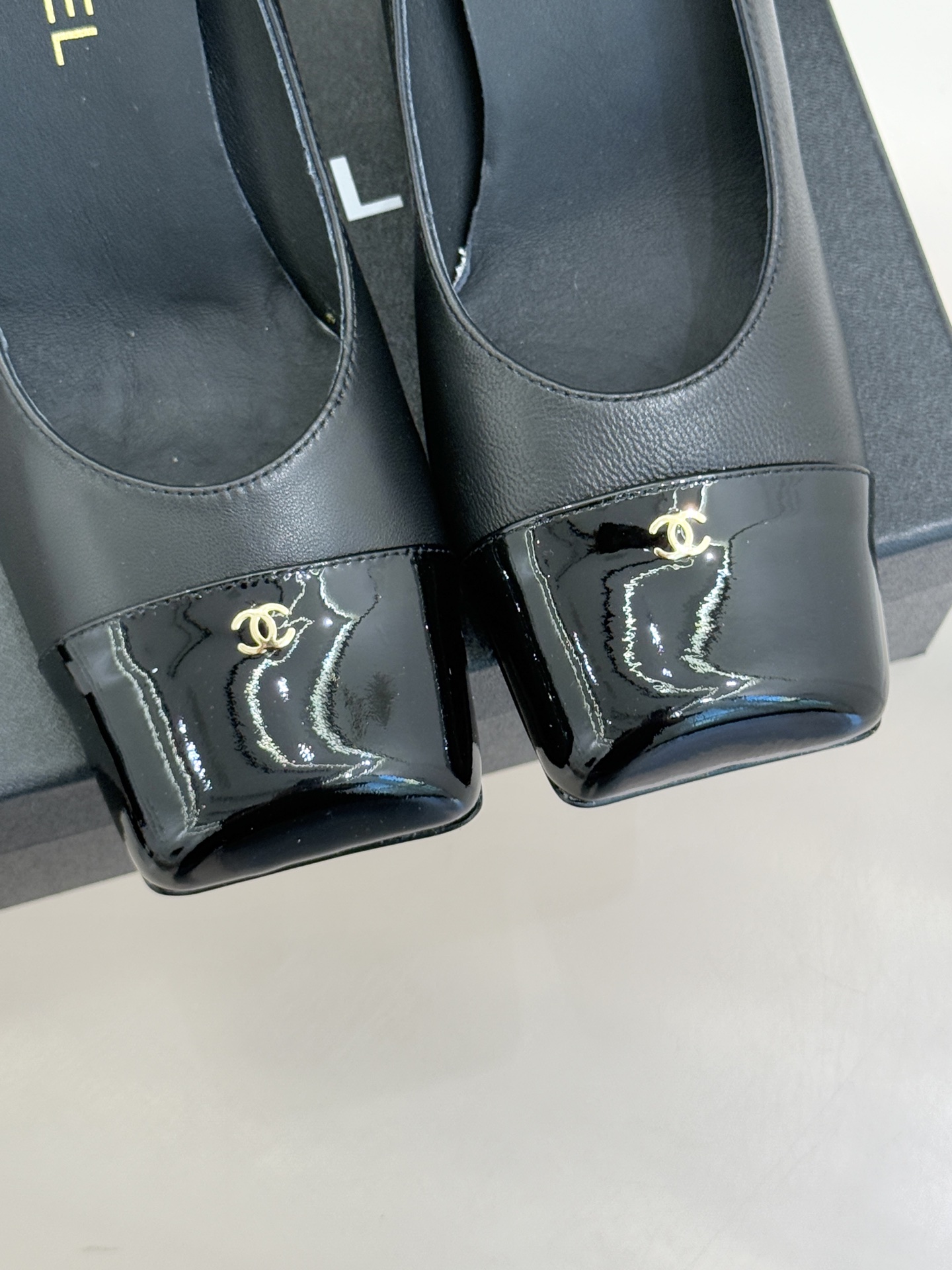 CHANE*｜小香25K走秀款双C大方头高跟鞋当巴黎大皇宫的秀场灯光聚焦于足尖这双走秀款大方头高跟鞋便以