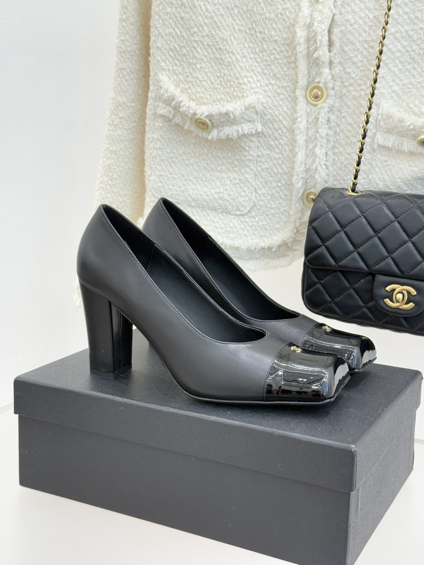 CHANE*｜小香25K走秀款双C大方头高跟鞋当巴黎大皇宫的秀场灯光聚焦于足尖这双走秀款大方头高跟鞋便以