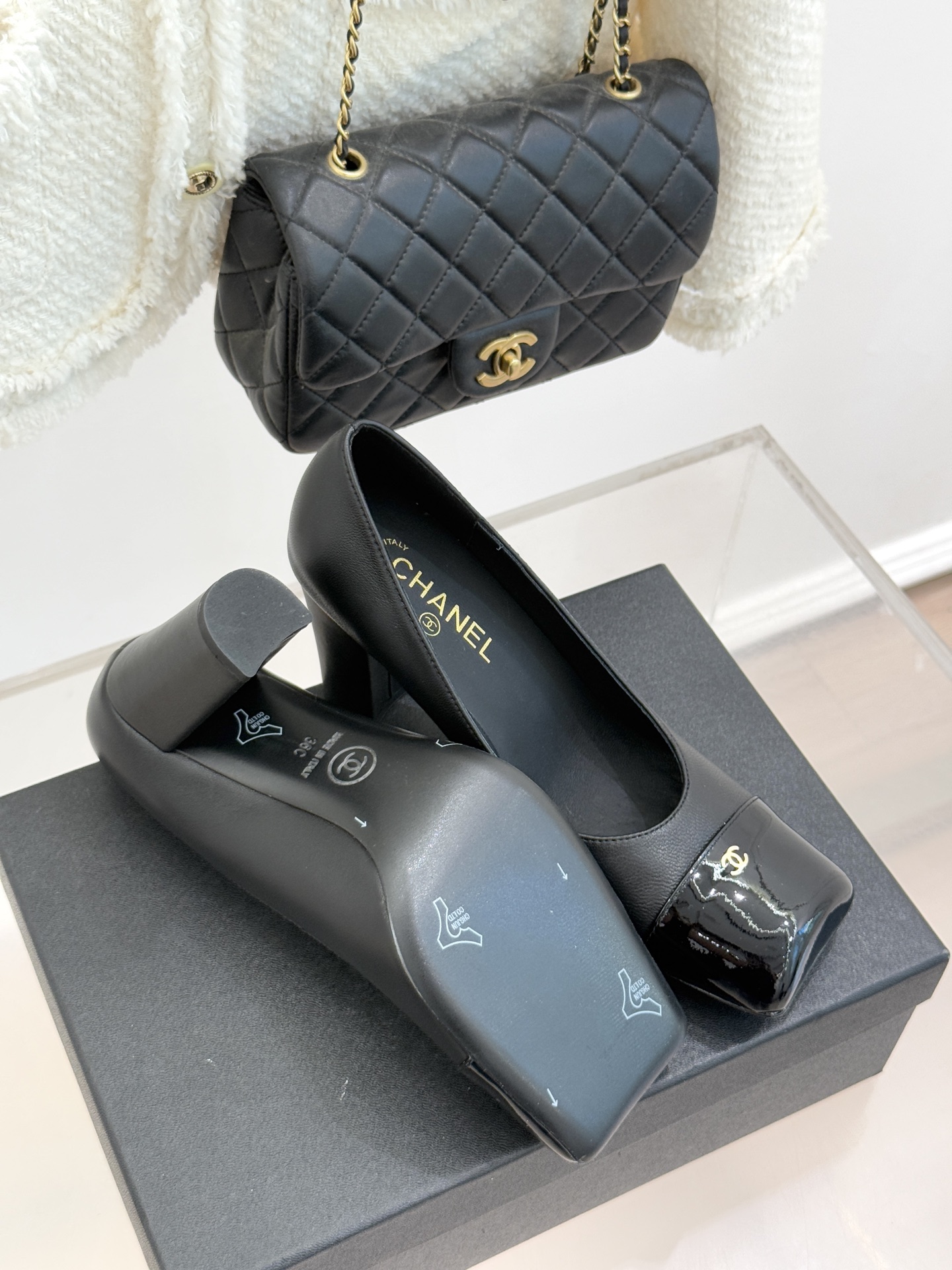 CHANE*｜小香25K走秀款双C大方头高跟鞋当巴黎大皇宫的秀场灯光聚焦于足尖这双走秀款大方头高跟鞋便以