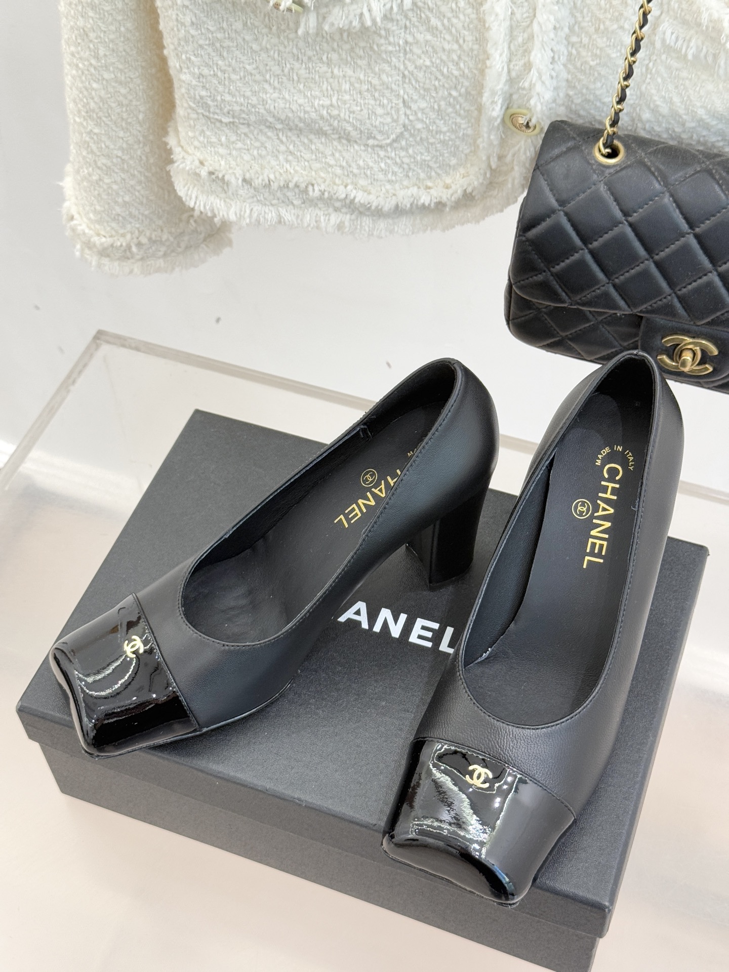 CHANE*｜小香25K走秀款双C大方头高跟鞋当巴黎大皇宫的秀场灯光聚焦于足尖这双走秀款大方头高跟鞋便以