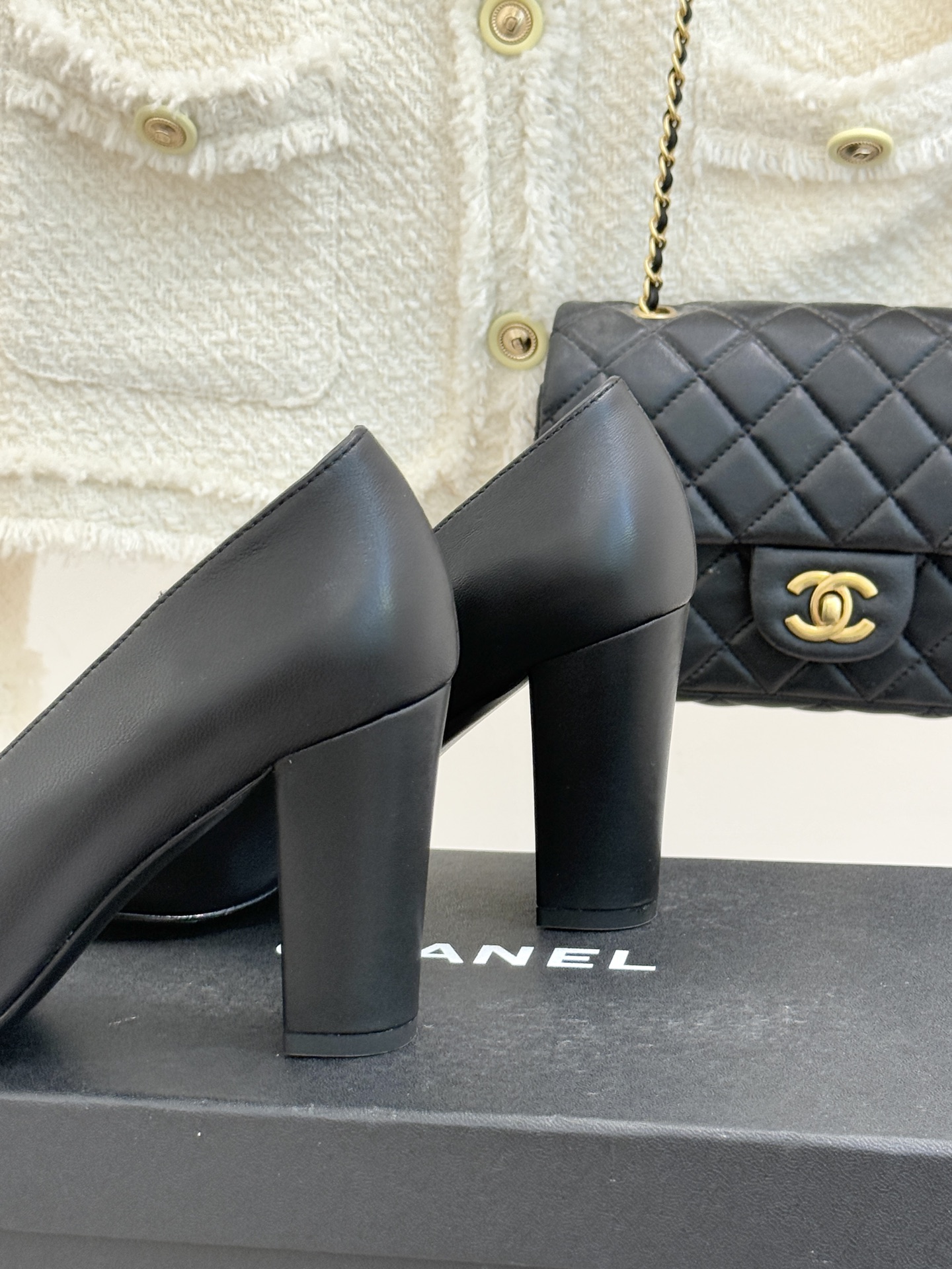 CHANE*｜小香25K走秀款双C大方头高跟鞋当巴黎大皇宫的秀场灯光聚焦于足尖这双走秀款大方头高跟鞋便以