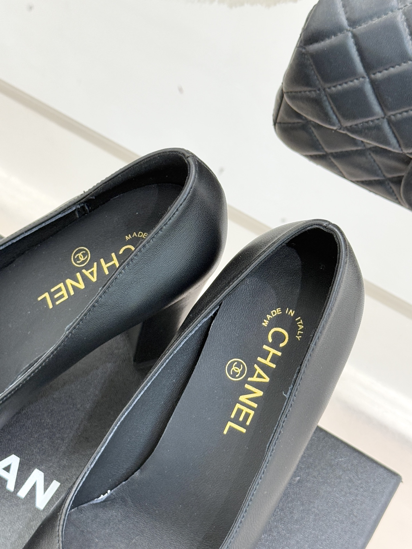 CHANE*｜小香25K走秀款双C大方头高跟鞋当巴黎大皇宫的秀场灯光聚焦于足尖这双走秀款大方头高跟鞋便以