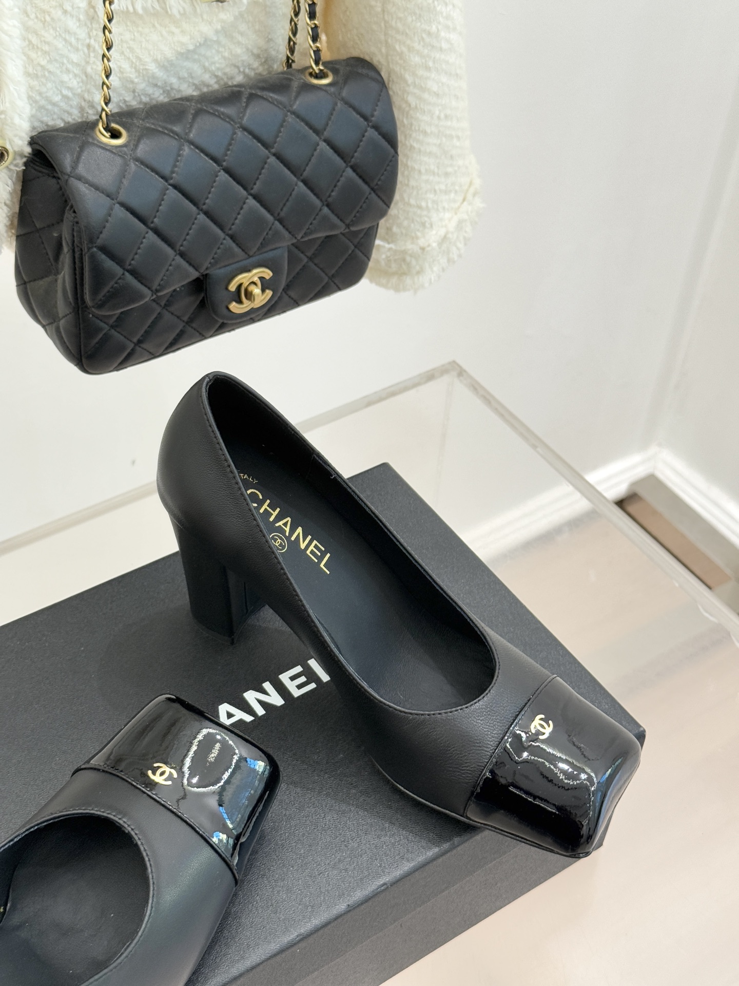 CHANE*｜小香25K走秀款双C大方头高跟鞋当巴黎大皇宫的秀场灯光聚焦于足尖这双走秀款大方头高跟鞋便以