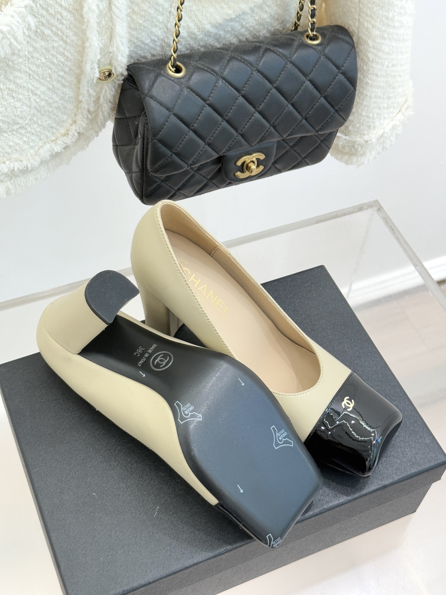 CHANE*｜小香25K走秀款双C大方头高跟鞋当巴黎大皇宫的秀场灯光聚焦于足尖这双走秀款大方头高跟鞋便以