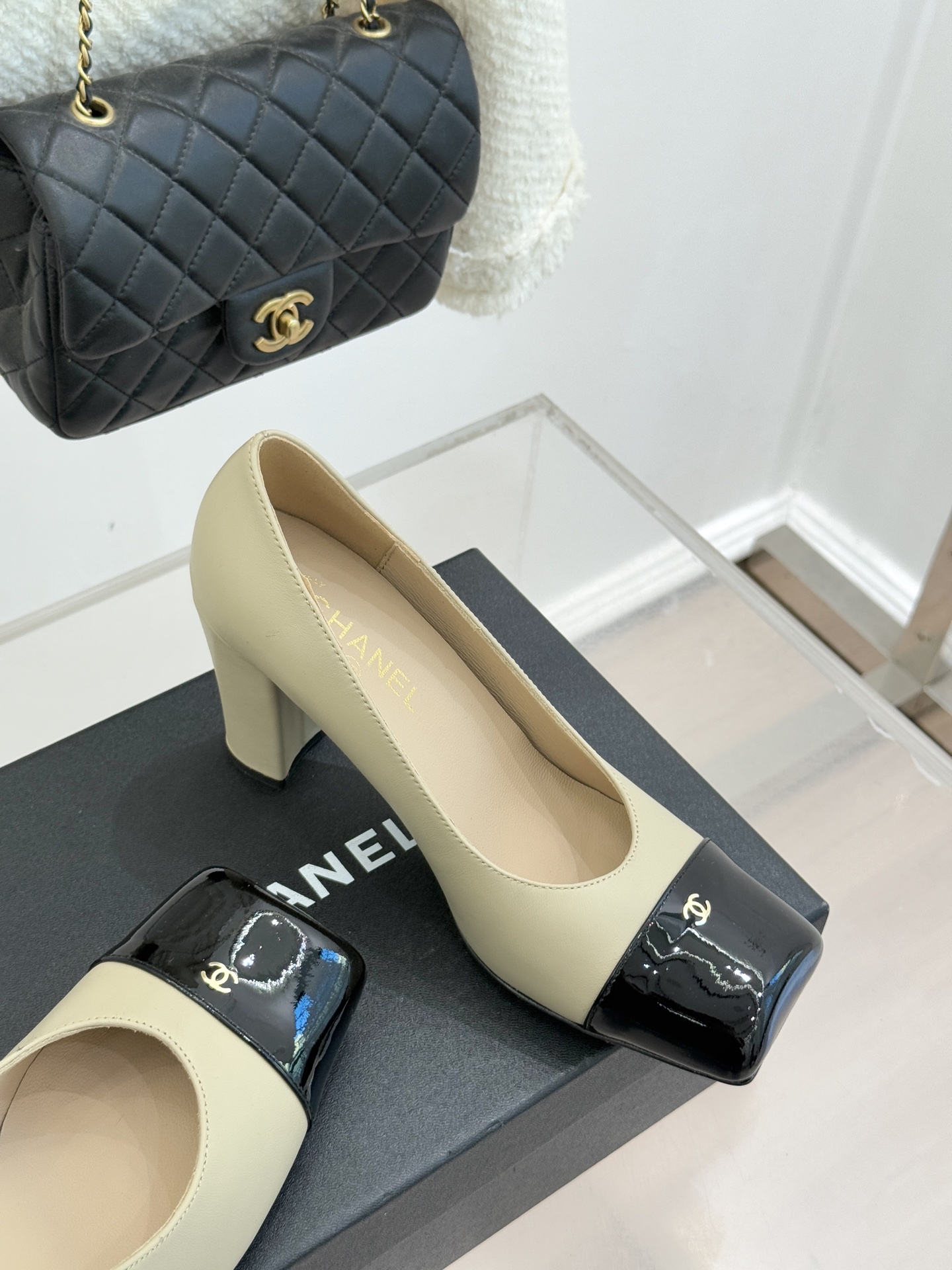 CHANE*｜小香25K走秀款双C大方头高跟鞋当巴黎大皇宫的秀场灯光聚焦于足尖这双走秀款大方头高跟鞋便以