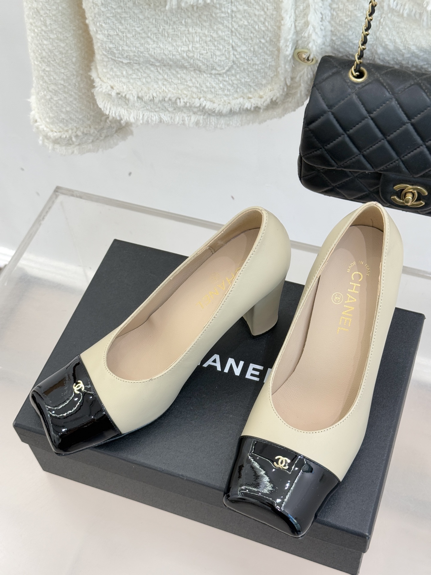 CHANE*｜小香25K走秀款双C大方头高跟鞋当巴黎大皇宫的秀场灯光聚焦于足尖这双走秀款大方头高跟鞋便以