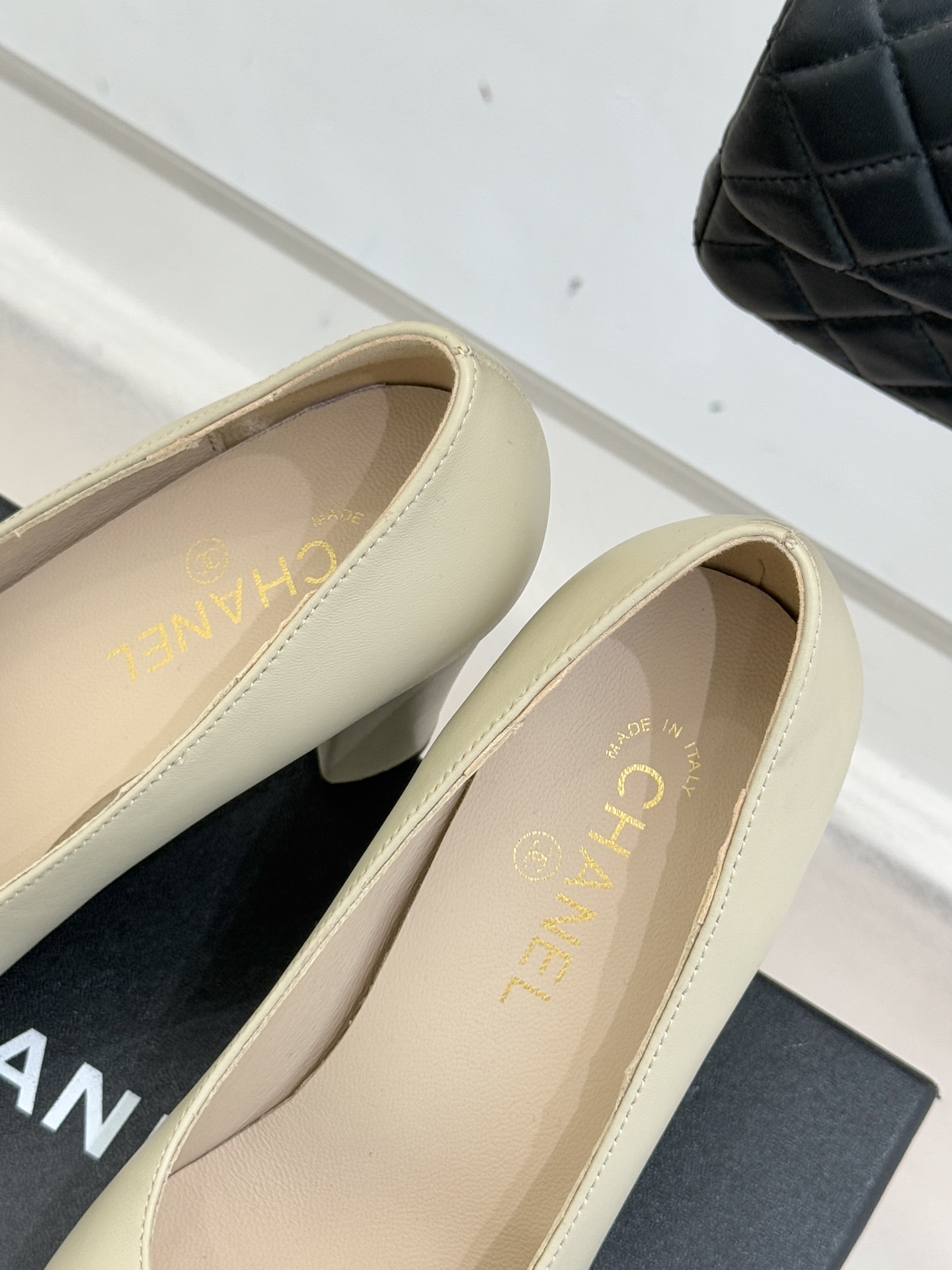 CHANE*｜小香25K走秀款双C大方头高跟鞋当巴黎大皇宫的秀场灯光聚焦于足尖这双走秀款大方头高跟鞋便以