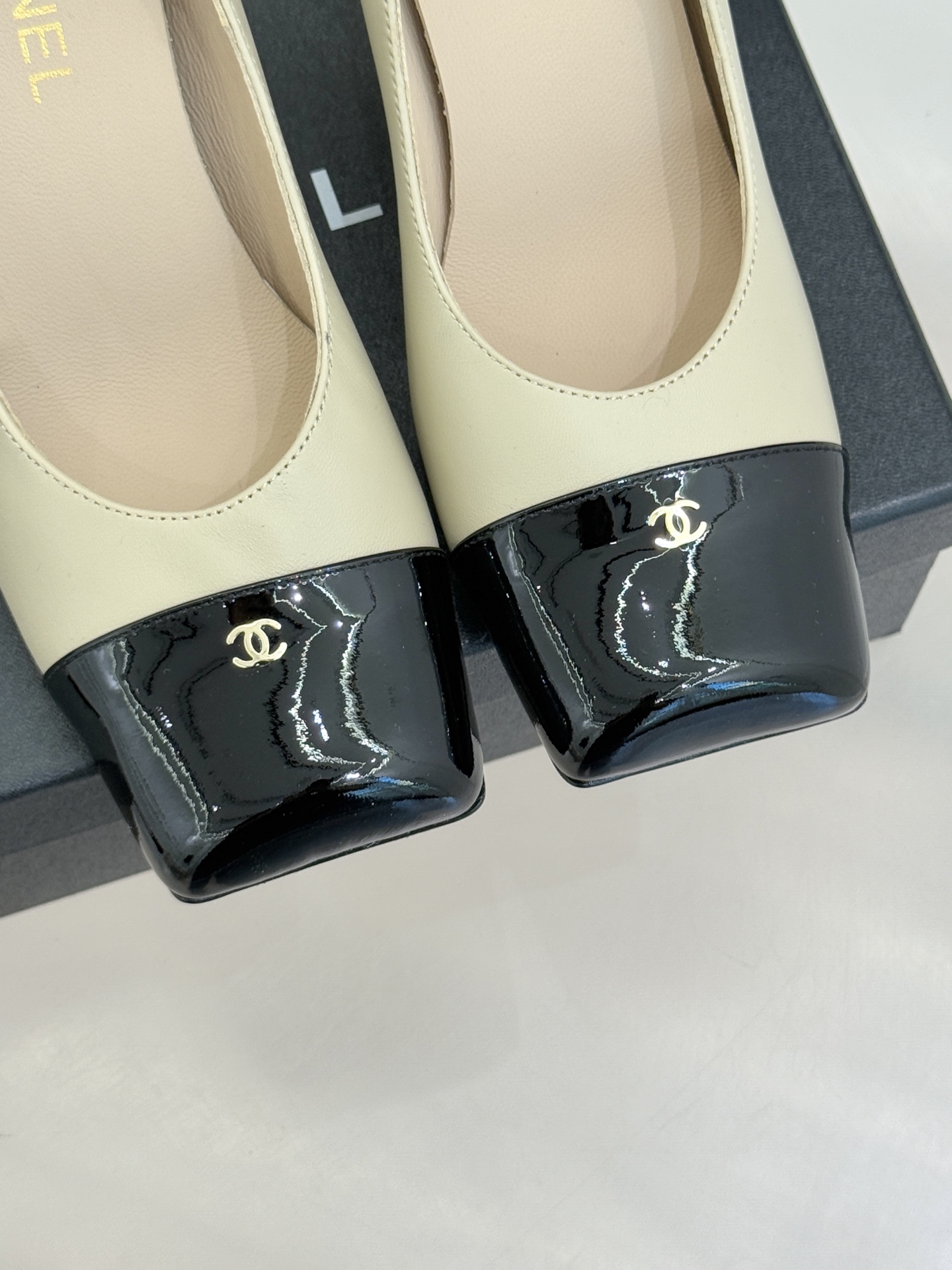 CHANE*｜小香25K走秀款双C大方头高跟鞋当巴黎大皇宫的秀场灯光聚焦于足尖这双走秀款大方头高跟鞋便以