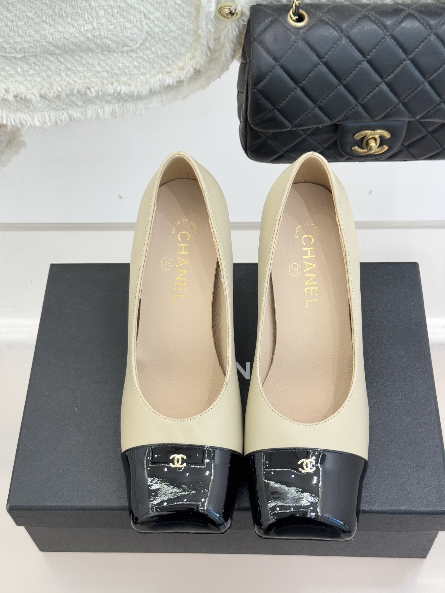 CHANE*｜小香25K走秀款双C大方头高跟鞋当巴黎大皇宫的秀场灯光聚焦于足尖这双走秀款大方头高跟鞋便以