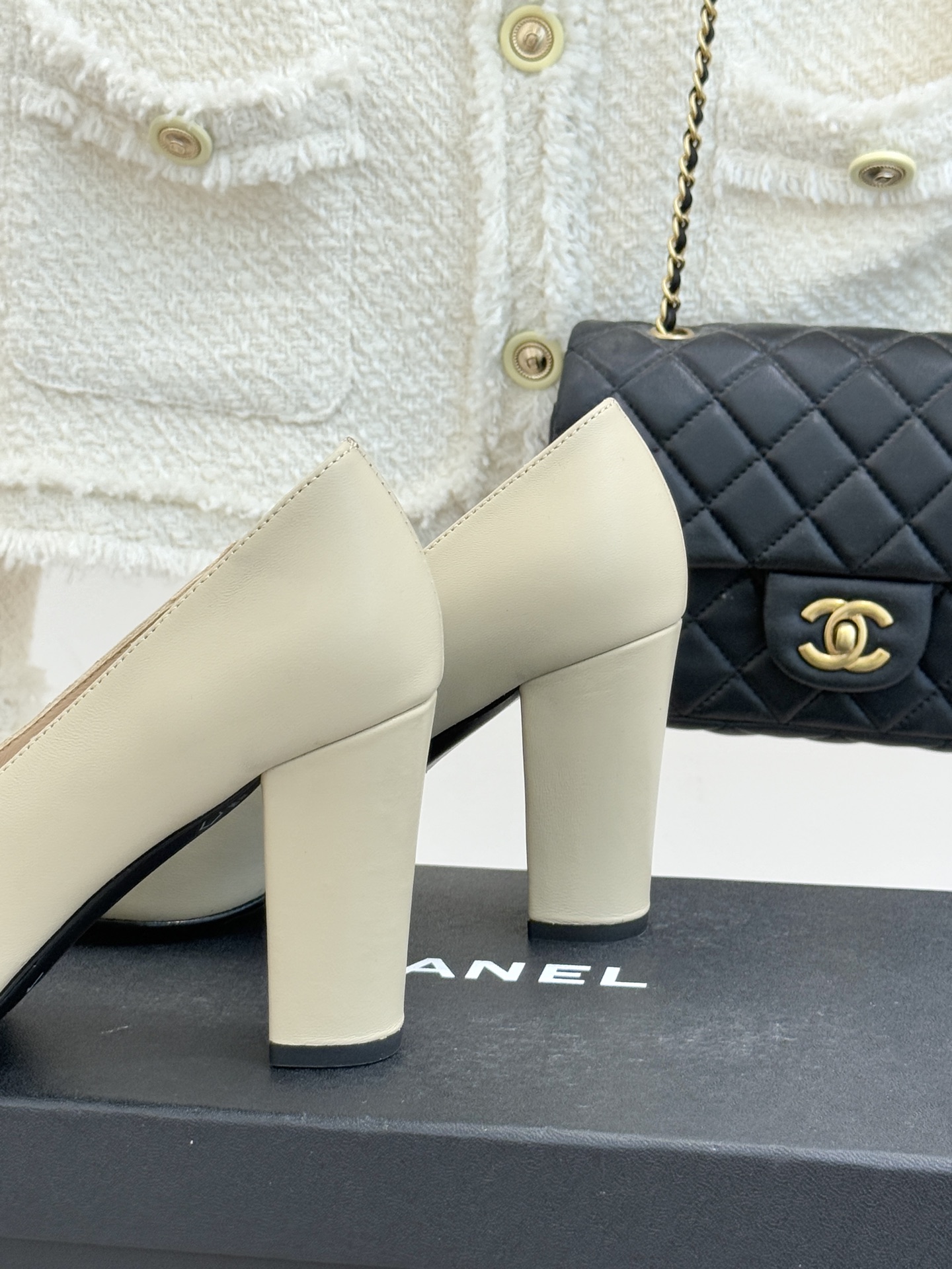 CHANE*｜小香25K走秀款双C大方头高跟鞋当巴黎大皇宫的秀场灯光聚焦于足尖这双走秀款大方头高跟鞋便以