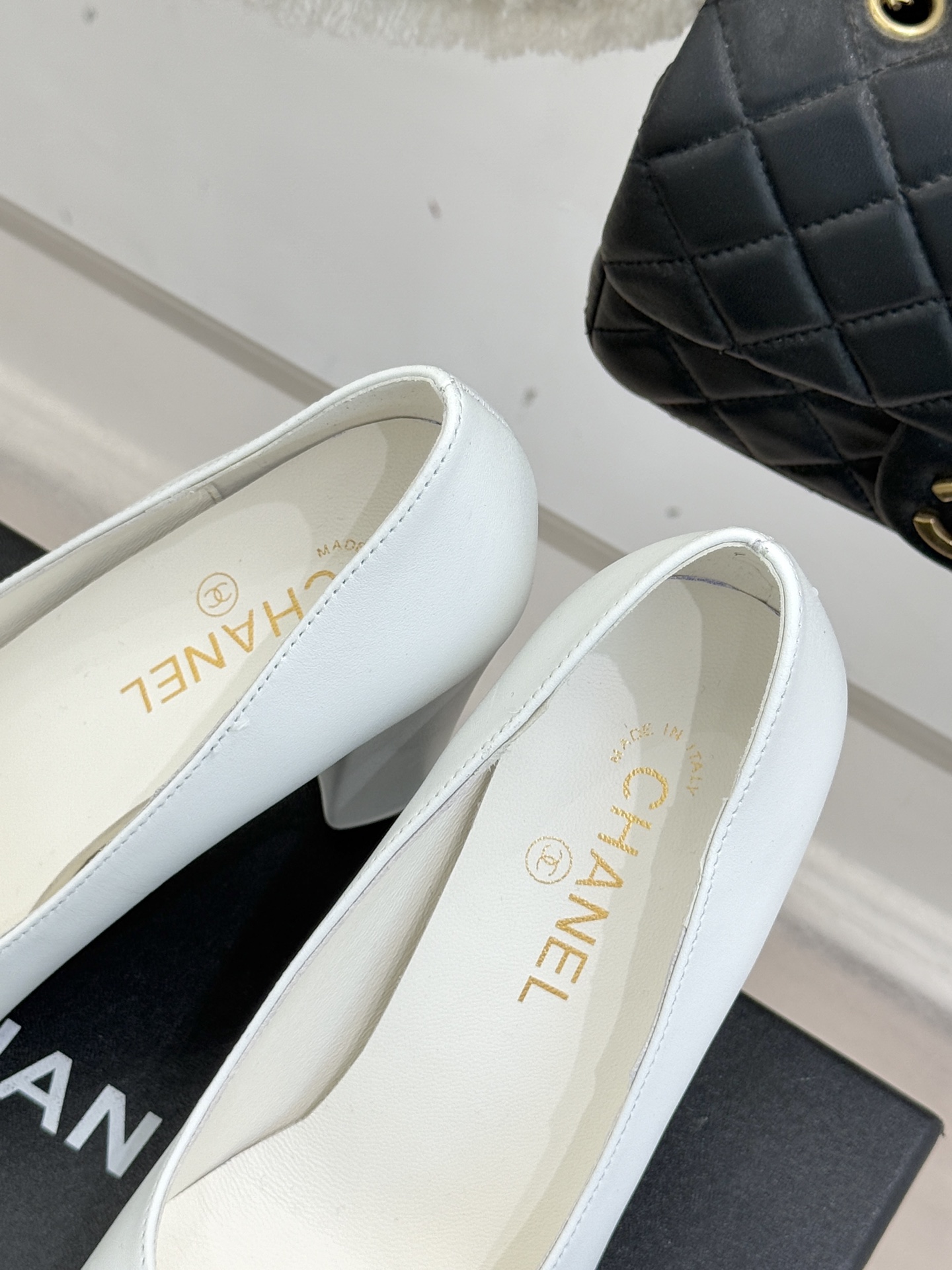 CHANE*｜小香25K走秀款双C大方头高跟鞋当巴黎大皇宫的秀场灯光聚焦于足尖这双走秀款大方头高跟鞋便以