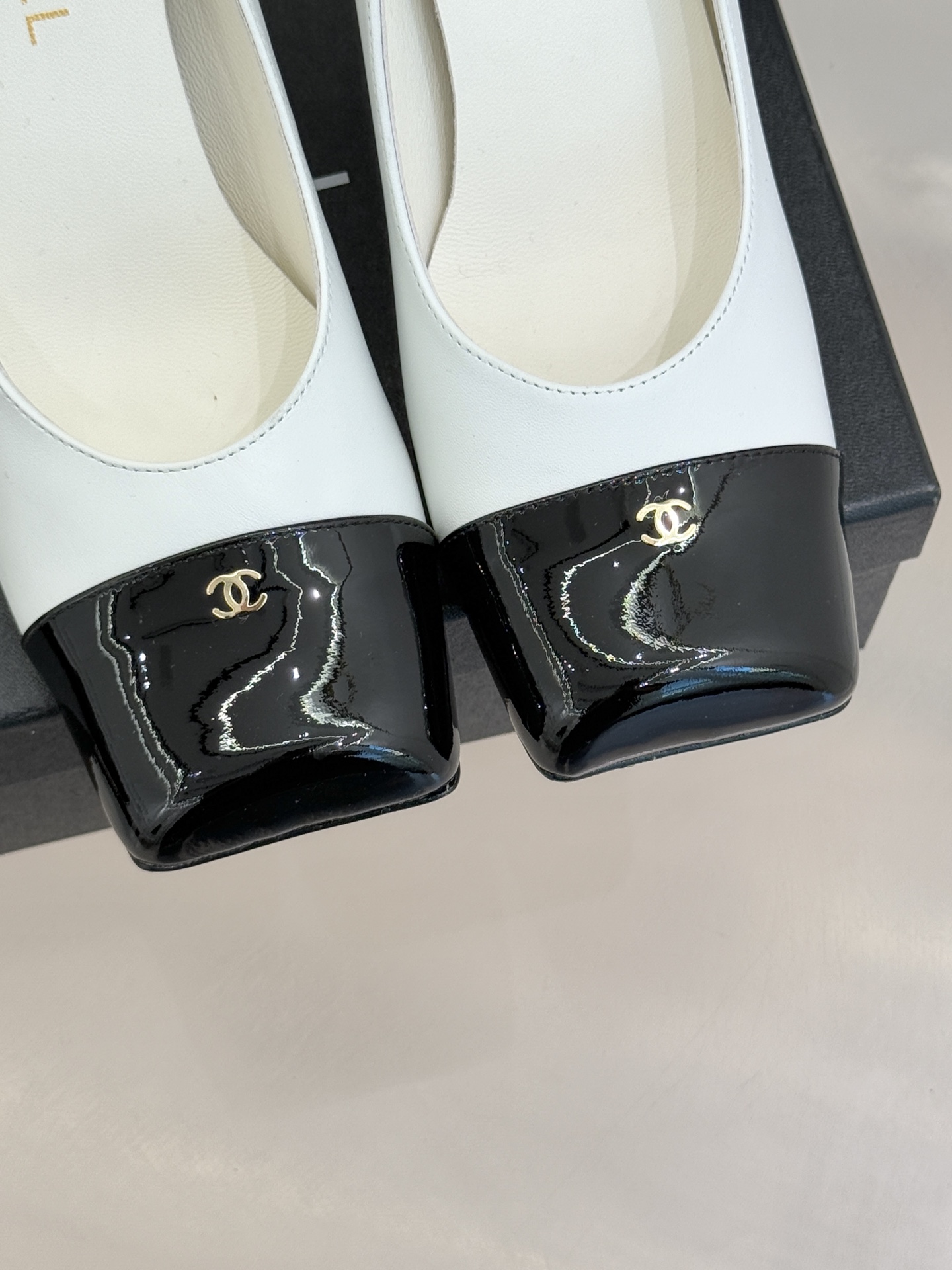 CHANE*｜小香25K走秀款双C大方头高跟鞋当巴黎大皇宫的秀场灯光聚焦于足尖这双走秀款大方头高跟鞋便以