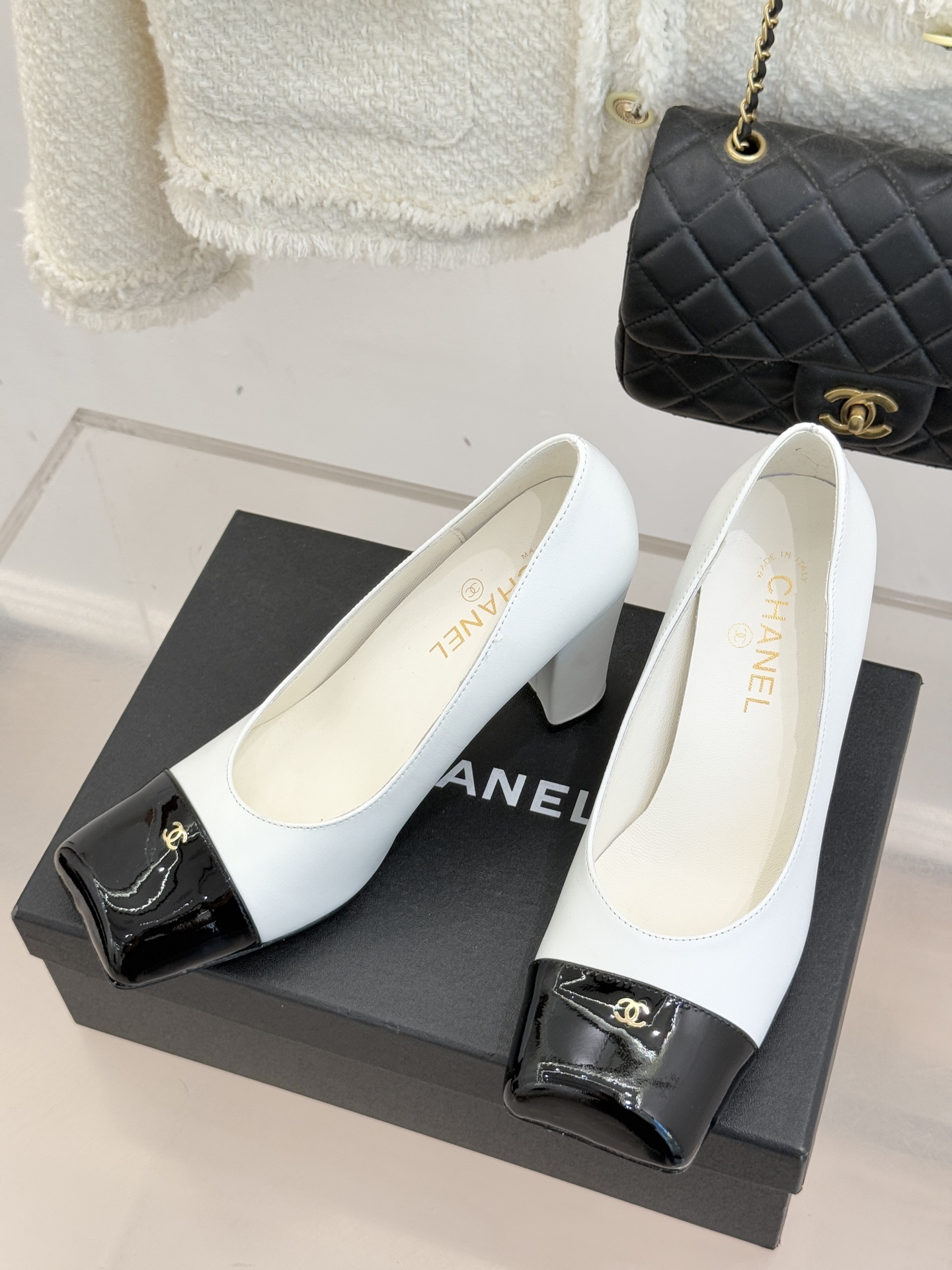 CHANE*｜小香25K走秀款双C大方头高跟鞋当巴黎大皇宫的秀场灯光聚焦于足尖这双走秀款大方头高跟鞋便以