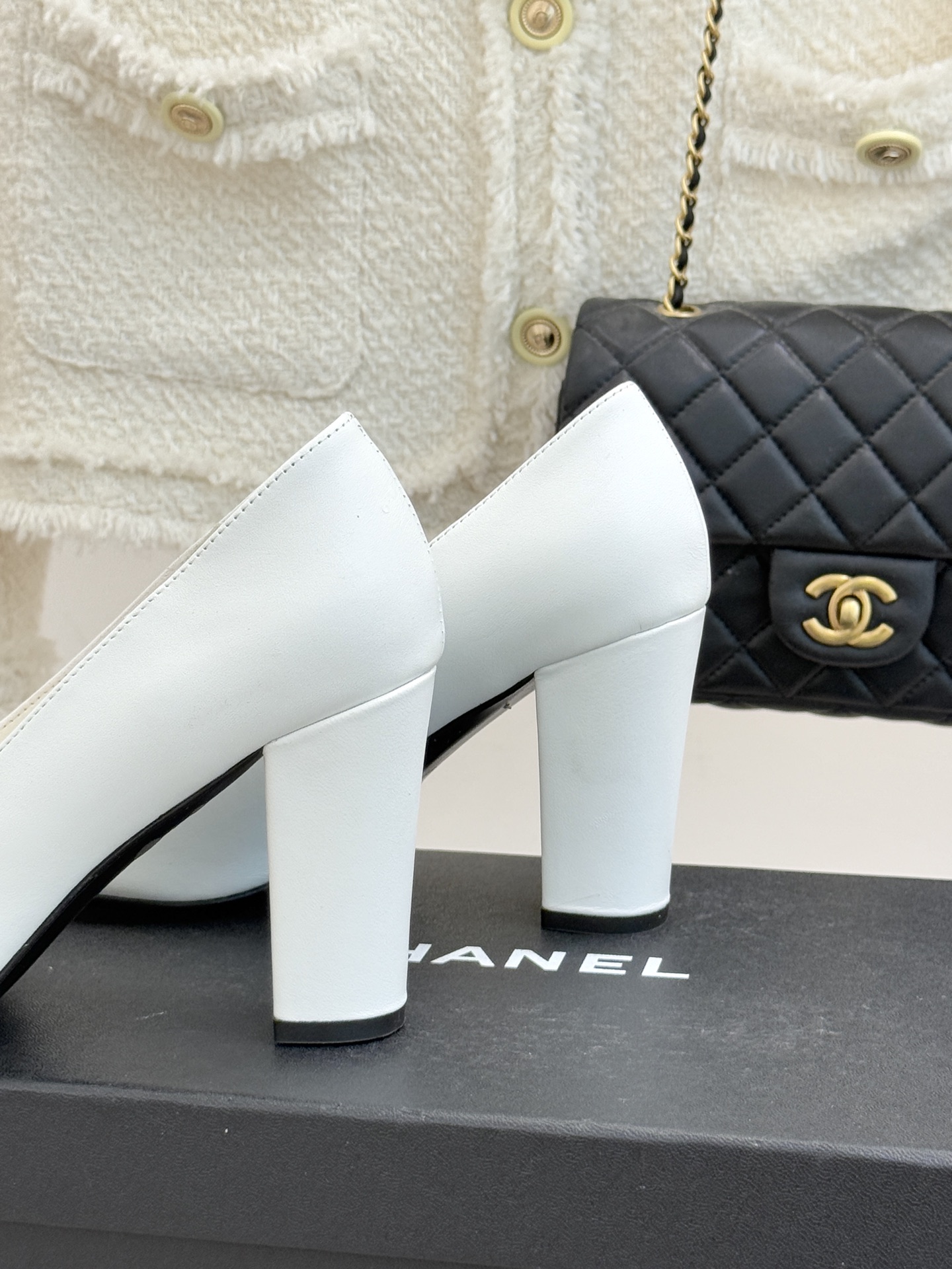 CHANE*｜小香25K走秀款双C大方头高跟鞋当巴黎大皇宫的秀场灯光聚焦于足尖这双走秀款大方头高跟鞋便以