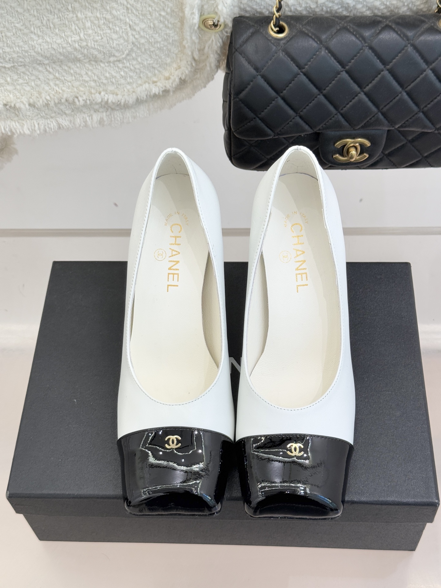 CHANE*｜小香25K走秀款双C大方头高跟鞋当巴黎大皇宫的秀场灯光聚焦于足尖这双走秀款大方头高跟鞋便以