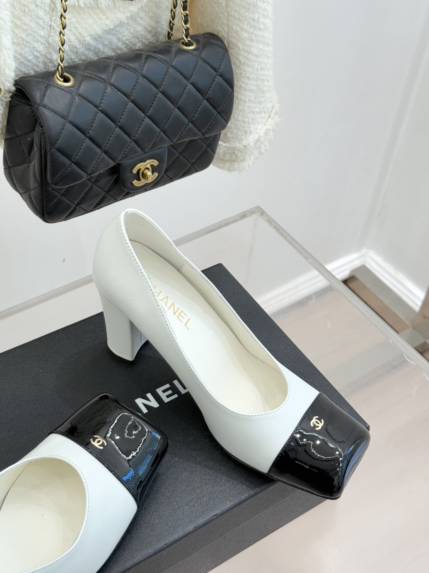 CHANE*｜小香25K走秀款双C大方头高跟鞋当巴黎大皇宫的秀场灯光聚焦于足尖这双走秀款大方头高跟鞋便以