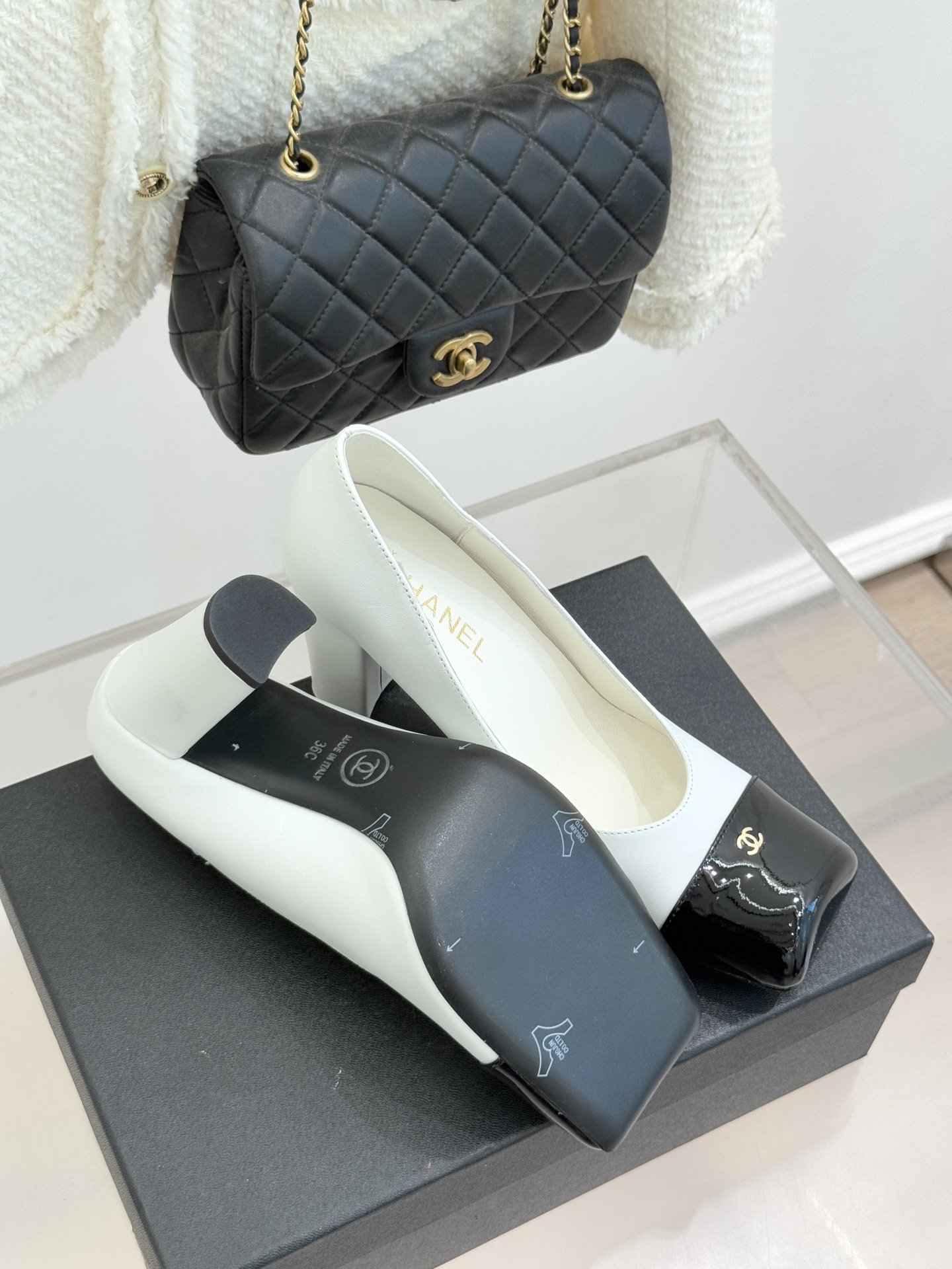 CHANE*｜小香25K走秀款双C大方头高跟鞋当巴黎大皇宫的秀场灯光聚焦于足尖这双走秀款大方头高跟鞋便以